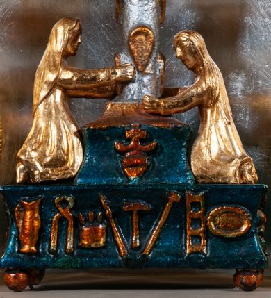 Zdjęcie nr 19: Ołtarz architektoniczny, przyścienny, jednokondygnacyjny, jednoosiowy, w formie aediculi, ustawiony na wysokim cokole. Do niego przystawiona prostopadłościenna mensa, z antepedium ozdobionym trzema płycinami: zewnętrze mają kształt kwadratu i są wypełnione polichromią imitującą marmoryzację, środkowa, w kształcie leżącego prostokąta, ozdobiona jest monogramem maryjnym. Na mensie tabernakulum z tronem do wystawiania, na rzucie zbliżonym do owalu. Ustawione na wysokim cokole, w którym prostokątne drzwiczki. Tron do wystawiania w formie dekorowanej kotarą niszy wypełnionej grupą Ukrzyżowania z Marią i św. Janem, utrzymanej w stylistyce ludowej. Na cokole przedstawiono narzędzia murarskie oraz Serce Jezusa. Niszę flankują pary kolumn, całość wieńczy silnie profilowane belkowanie.  
Nastawa ołtarzowa na własnym cokole z wyodrębnionymi po bokach prostopadłościennymi postumentami pod znajdujące się wyżej kolumny, dekorowanymi od przodu prostokątnymi płycinami; inne powierzchnie partii cokołowej ołtarza (m.in. po bokach tabernakulum) ożywione prostokątnymi, zestawionymi względem siebie w symetryczne pary płycinami, każda ze ściętym jednym z górnych narożników. W polu centralnym środkowej partii retabulum rama w kształcie pionowego prostokąta zamkniętego od góry łukiem wklęsło-wypukłym z uskokiem. W niej obraz z przedstawieniem Matki Boskiej w typie Śnieżnej trzymającej szkaplerz, wyobrażonej poniżej monogramu maryjnego uwitego ze złotej wstęgi. Pole flankowane pilastrami jońskimi, przed którymi ustawione kolumny o kapitelach utworzonych z kimationów, podtrzymujące pełne belkowanie przełamujące się na ich osi. Fryz belkowania dekorowany kolistymi medalionami z głowami aniołków i głową Chrystusa na środku. Przy podstawach kolumn dwie figury ewangelistów. Ponad belkowaniem rozsunięte fragmenty przerwanego, trójkątnego przyczółka. Na belkowaniu, w centrum figura św. Józefa z Dzieciątkiem na lewym ramieniu i lilią w prawej ręce. W zwieńczeniu na osi kolumn figurki siedzących aniołków, trzymających narzędzia murarskie. 
Trzony pilastrów dekorowane kampanulami, ich głowice girlandami kwiatów oraz muszlami; w tle pola głównej kondygnacji gałązki kwiatowe; gzyms tamże w formie fryzu palmetowego, kolejny na mensie.  
Struktura w kolorze kremowym lub pokryta imitacją marmoryzacji w kolorze różowym; niektóre pola malowane na kolor ciemnopomarańczowy; kolumny, profile, ornamenty złocone; elementy figur, medalionów oraz głowic złocone i srebrzone.