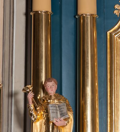 Zdjęcie nr 7: Ołtarz przyścienny, architektoniczny, jednoosiowy, jednokondygnacjowy ze zwieńczeniem. Retabulum ustawione na wysokim, dwukondygnacjowym cokole o wyższej kondygnacji dolnej, z dwoma postumentami wyodrębnionymi po bokach; powierzchnia cokołu dekorowana płycinami w kształcie pionowych prostokątów. Cokół przerwany w środku prostokątnym otworem umożliwiającym dostęp do portalu prowadzącego do krypty kaplicy Morsztynów. Pole centralne ołtarza wypełnia obraz z przedstawieniem Matki Boskiej w typie Śnieżnej, w sukience, zwieńczony przedstawieniem pary aniołów podtrzymujących koronę, umieszczonych pośród wotów. Obraz ujęty w ramę w kształcie pionowego prostokąta zamkniętego łukiem wklęsło-wypukłym z uskokami. Pole z obrazem flankowane jest parami kolumn korynckich, z których zewnętrzne są wysunięte do przodu. Przed nie występują do przodu konsole, na których ustawiono rzeźby św. Jacka i św. Wincentego Ferreriusza. Kolumny dźwigają belkowanie przełamane na ich osiach i wygięte ku górze na linii płytkiego łuku odcinkowego powyżej obrazu; na fryzie przełamanych fragmentów belkowania plakiety utworzone z dekoracji roślinnej; na osiach wewnętrznych kolumn, ponad belkowaniem, wazony z kwiatami. Ponad kolumnami zewnętrznymi i belkowaniem widoczne rozsunięte odcinki półkolistego, pękniętego przyczółka, na których posadowiono figurki aniołków. Pomiędzy odcinkami przyczółka zwieńczenie o formie ścianki w ogólnym kształcie zbliżonej do trapezu, o wklęsłych bokach zakończonych u dołu wolutami, zamkniętej łukiem nadwieszonym; ścianka od góry zwieńczona częściowo niepełnym belkowaniem. Owalne pole pośrodku zwieńczenia wypełnia obraz z przedstawieniem Adoracji Imienia Jezus; po bokach ramy rozmieszczone główki anielskie i plakiety z dekoracją roślinną. Ponad obrazem, na tle gzymsu belkowania od góry zamykającego zwieńczenie, widoczna otwarta księga na tle glorii promienistej i obłoków. Na kartach księgi napis. Struktura retabulum malowana na kolor niebieski; profile, kolumny, ornamenty, detale złocone; figury oraz gloria złocone i srebrzone.