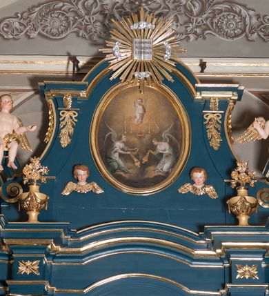 Zdjęcie nr 5: Ołtarz przyścienny, architektoniczny, jednoosiowy, jednokondygnacjowy ze zwieńczeniem. Retabulum ustawione na wysokim, dwukondygnacjowym cokole o wyższej kondygnacji dolnej, z dwoma postumentami wyodrębnionymi po bokach; powierzchnia cokołu dekorowana płycinami w kształcie pionowych prostokątów. Cokół przerwany w środku prostokątnym otworem umożliwiającym dostęp do portalu prowadzącego do krypty kaplicy Morsztynów. Pole centralne ołtarza wypełnia obraz z przedstawieniem Matki Boskiej w typie Śnieżnej, w sukience, zwieńczony przedstawieniem pary aniołów podtrzymujących koronę, umieszczonych pośród wotów. Obraz ujęty w ramę w kształcie pionowego prostokąta zamkniętego łukiem wklęsło-wypukłym z uskokami. Pole z obrazem flankowane jest parami kolumn korynckich, z których zewnętrzne są wysunięte do przodu. Przed nie występują do przodu konsole, na których ustawiono rzeźby św. Jacka i św. Wincentego Ferreriusza. Kolumny dźwigają belkowanie przełamane na ich osiach i wygięte ku górze na linii płytkiego łuku odcinkowego powyżej obrazu; na fryzie przełamanych fragmentów belkowania plakiety utworzone z dekoracji roślinnej; na osiach wewnętrznych kolumn, ponad belkowaniem, wazony z kwiatami. Ponad kolumnami zewnętrznymi i belkowaniem widoczne rozsunięte odcinki półkolistego, pękniętego przyczółka, na których posadowiono figurki aniołków. Pomiędzy odcinkami przyczółka zwieńczenie o formie ścianki w ogólnym kształcie zbliżonej do trapezu, o wklęsłych bokach zakończonych u dołu wolutami, zamkniętej łukiem nadwieszonym; ścianka od góry zwieńczona częściowo niepełnym belkowaniem. Owalne pole pośrodku zwieńczenia wypełnia obraz z przedstawieniem Adoracji Imienia Jezus; po bokach ramy rozmieszczone główki anielskie i plakiety z dekoracją roślinną. Ponad obrazem, na tle gzymsu belkowania od góry zamykającego zwieńczenie, widoczna otwarta księga na tle glorii promienistej i obłoków. Na kartach księgi napis. Struktura retabulum malowana na kolor niebieski; profile, kolumny, ornamenty, detale złocone; figury oraz gloria złocone i srebrzone.