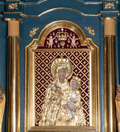 Zdjęcie nr 2: Ołtarz przyścienny, architektoniczny, jednoosiowy, jednokondygnacjowy ze zwieńczeniem. Retabulum ustawione na wysokim, dwukondygnacjowym cokole o wyższej kondygnacji dolnej, z dwoma postumentami wyodrębnionymi po bokach; powierzchnia cokołu dekorowana płycinami w kształcie pionowych prostokątów. Cokół przerwany w środku prostokątnym otworem umożliwiającym dostęp do portalu prowadzącego do krypty kaplicy Morsztynów. Pole centralne ołtarza wypełnia obraz z przedstawieniem Matki Boskiej w typie Śnieżnej, w sukience, zwieńczony przedstawieniem pary aniołów podtrzymujących koronę, umieszczonych pośród wotów. Obraz ujęty w ramę w kształcie pionowego prostokąta zamkniętego łukiem wklęsło-wypukłym z uskokami. Pole z obrazem flankowane jest parami kolumn korynckich, z których zewnętrzne są wysunięte do przodu. Przed nie występują do przodu konsole, na których ustawiono rzeźby św. Jacka i św. Wincentego Ferreriusza. Kolumny dźwigają belkowanie przełamane na ich osiach i wygięte ku górze na linii płytkiego łuku odcinkowego powyżej obrazu; na fryzie przełamanych fragmentów belkowania plakiety utworzone z dekoracji roślinnej; na osiach wewnętrznych kolumn, ponad belkowaniem, wazony z kwiatami. Ponad kolumnami zewnętrznymi i belkowaniem widoczne rozsunięte odcinki półkolistego, pękniętego przyczółka, na których posadowiono figurki aniołków. Pomiędzy odcinkami przyczółka zwieńczenie o formie ścianki w ogólnym kształcie zbliżonej do trapezu, o wklęsłych bokach zakończonych u dołu wolutami, zamkniętej łukiem nadwieszonym; ścianka od góry zwieńczona częściowo niepełnym belkowaniem. Owalne pole pośrodku zwieńczenia wypełnia obraz z przedstawieniem Adoracji Imienia Jezus; po bokach ramy rozmieszczone główki anielskie i plakiety z dekoracją roślinną. Ponad obrazem, na tle gzymsu belkowania od góry zamykającego zwieńczenie, widoczna otwarta księga na tle glorii promienistej i obłoków. Na kartach księgi napis. Struktura retabulum malowana na kolor niebieski; profile, kolumny, ornamenty, detale złocone; figury oraz gloria złocone i srebrzone.