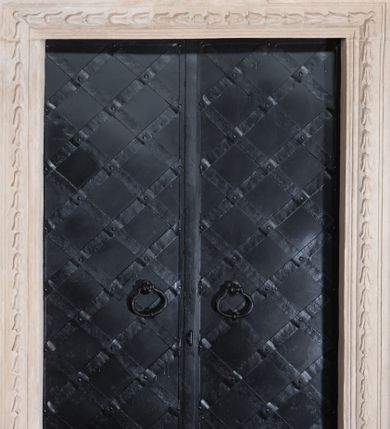 Zdjęcie nr 10: Ołtarz przyścienny, architektoniczny, jednoosiowy, jednokondygnacjowy ze zwieńczeniem. Retabulum ustawione na wysokim, dwukondygnacjowym cokole o wyższej kondygnacji dolnej, z dwoma postumentami wyodrębnionymi po bokach; powierzchnia cokołu dekorowana płycinami w kształcie pionowych prostokątów. Cokół przerwany w środku prostokątnym otworem umożliwiającym dostęp do portalu prowadzącego do krypty kaplicy Morsztynów. Pole centralne ołtarza wypełnia obraz z przedstawieniem Matki Boskiej w typie Śnieżnej, w sukience, zwieńczony przedstawieniem pary aniołów podtrzymujących koronę, umieszczonych pośród wotów. Obraz ujęty w ramę w kształcie pionowego prostokąta zamkniętego łukiem wklęsło-wypukłym z uskokami. Pole z obrazem flankowane jest parami kolumn korynckich, z których zewnętrzne są wysunięte do przodu. Przed nie występują do przodu konsole, na których ustawiono rzeźby św. Jacka i św. Wincentego Ferreriusza. Kolumny dźwigają belkowanie przełamane na ich osiach i wygięte ku górze na linii płytkiego łuku odcinkowego powyżej obrazu; na fryzie przełamanych fragmentów belkowania plakiety utworzone z dekoracji roślinnej; na osiach wewnętrznych kolumn, ponad belkowaniem, wazony z kwiatami. Ponad kolumnami zewnętrznymi i belkowaniem widoczne rozsunięte odcinki półkolistego, pękniętego przyczółka, na których posadowiono figurki aniołków. Pomiędzy odcinkami przyczółka zwieńczenie o formie ścianki w ogólnym kształcie zbliżonej do trapezu, o wklęsłych bokach zakończonych u dołu wolutami, zamkniętej łukiem nadwieszonym; ścianka od góry zwieńczona częściowo niepełnym belkowaniem. Owalne pole pośrodku zwieńczenia wypełnia obraz z przedstawieniem Adoracji Imienia Jezus; po bokach ramy rozmieszczone główki anielskie i plakiety z dekoracją roślinną. Ponad obrazem, na tle gzymsu belkowania od góry zamykającego zwieńczenie, widoczna otwarta księga na tle glorii promienistej i obłoków. Na kartach księgi napis. Struktura retabulum malowana na kolor niebieski; profile, kolumny, ornamenty, detale złocone; figury oraz gloria złocone i srebrzone.