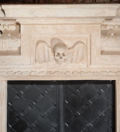 Zdjęcie nr 12: Ołtarz przyścienny, architektoniczny, jednoosiowy, jednokondygnacjowy ze zwieńczeniem. Retabulum ustawione na wysokim, dwukondygnacjowym cokole o wyższej kondygnacji dolnej, z dwoma postumentami wyodrębnionymi po bokach; powierzchnia cokołu dekorowana płycinami w kształcie pionowych prostokątów. Cokół przerwany w środku prostokątnym otworem umożliwiającym dostęp do portalu prowadzącego do krypty kaplicy Morsztynów. Pole centralne ołtarza wypełnia obraz z przedstawieniem Matki Boskiej w typie Śnieżnej, w sukience, zwieńczony przedstawieniem pary aniołów podtrzymujących koronę, umieszczonych pośród wotów. Obraz ujęty w ramę w kształcie pionowego prostokąta zamkniętego łukiem wklęsło-wypukłym z uskokami. Pole z obrazem flankowane jest parami kolumn korynckich, z których zewnętrzne są wysunięte do przodu. Przed nie występują do przodu konsole, na których ustawiono rzeźby św. Jacka i św. Wincentego Ferreriusza. Kolumny dźwigają belkowanie przełamane na ich osiach i wygięte ku górze na linii płytkiego łuku odcinkowego powyżej obrazu; na fryzie przełamanych fragmentów belkowania plakiety utworzone z dekoracji roślinnej; na osiach wewnętrznych kolumn, ponad belkowaniem, wazony z kwiatami. Ponad kolumnami zewnętrznymi i belkowaniem widoczne rozsunięte odcinki półkolistego, pękniętego przyczółka, na których posadowiono figurki aniołków. Pomiędzy odcinkami przyczółka zwieńczenie o formie ścianki w ogólnym kształcie zbliżonej do trapezu, o wklęsłych bokach zakończonych u dołu wolutami, zamkniętej łukiem nadwieszonym; ścianka od góry zwieńczona częściowo niepełnym belkowaniem. Owalne pole pośrodku zwieńczenia wypełnia obraz z przedstawieniem Adoracji Imienia Jezus; po bokach ramy rozmieszczone główki anielskie i plakiety z dekoracją roślinną. Ponad obrazem, na tle gzymsu belkowania od góry zamykającego zwieńczenie, widoczna otwarta księga na tle glorii promienistej i obłoków. Na kartach księgi napis. Struktura retabulum malowana na kolor niebieski; profile, kolumny, ornamenty, detale złocone; figury oraz gloria złocone i srebrzone.