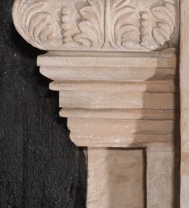 Zdjęcie nr 16: Ołtarz przyścienny, architektoniczny, jednoosiowy, jednokondygnacjowy ze zwieńczeniem. Retabulum ustawione na wysokim, dwukondygnacjowym cokole o wyższej kondygnacji dolnej, z dwoma postumentami wyodrębnionymi po bokach; powierzchnia cokołu dekorowana płycinami w kształcie pionowych prostokątów. Cokół przerwany w środku prostokątnym otworem umożliwiającym dostęp do portalu prowadzącego do krypty kaplicy Morsztynów. Pole centralne ołtarza wypełnia obraz z przedstawieniem Matki Boskiej w typie Śnieżnej, w sukience, zwieńczony przedstawieniem pary aniołów podtrzymujących koronę, umieszczonych pośród wotów. Obraz ujęty w ramę w kształcie pionowego prostokąta zamkniętego łukiem wklęsło-wypukłym z uskokami. Pole z obrazem flankowane jest parami kolumn korynckich, z których zewnętrzne są wysunięte do przodu. Przed nie występują do przodu konsole, na których ustawiono rzeźby św. Jacka i św. Wincentego Ferreriusza. Kolumny dźwigają belkowanie przełamane na ich osiach i wygięte ku górze na linii płytkiego łuku odcinkowego powyżej obrazu; na fryzie przełamanych fragmentów belkowania plakiety utworzone z dekoracji roślinnej; na osiach wewnętrznych kolumn, ponad belkowaniem, wazony z kwiatami. Ponad kolumnami zewnętrznymi i belkowaniem widoczne rozsunięte odcinki półkolistego, pękniętego przyczółka, na których posadowiono figurki aniołków. Pomiędzy odcinkami przyczółka zwieńczenie o formie ścianki w ogólnym kształcie zbliżonej do trapezu, o wklęsłych bokach zakończonych u dołu wolutami, zamkniętej łukiem nadwieszonym; ścianka od góry zwieńczona częściowo niepełnym belkowaniem. Owalne pole pośrodku zwieńczenia wypełnia obraz z przedstawieniem Adoracji Imienia Jezus; po bokach ramy rozmieszczone główki anielskie i plakiety z dekoracją roślinną. Ponad obrazem, na tle gzymsu belkowania od góry zamykającego zwieńczenie, widoczna otwarta księga na tle glorii promienistej i obłoków. Na kartach księgi napis. Struktura retabulum malowana na kolor niebieski; profile, kolumny, ornamenty, detale złocone; figury oraz gloria złocone i srebrzone.