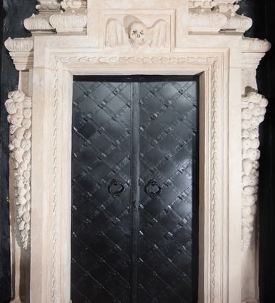 Zdjęcie nr 11: Ołtarz przyścienny, architektoniczny, jednoosiowy, jednokondygnacjowy ze zwieńczeniem. Retabulum ustawione na wysokim, dwukondygnacjowym cokole o wyższej kondygnacji dolnej, z dwoma postumentami wyodrębnionymi po bokach; powierzchnia cokołu dekorowana płycinami w kształcie pionowych prostokątów. Cokół przerwany w środku prostokątnym otworem umożliwiającym dostęp do portalu prowadzącego do krypty kaplicy Morsztynów. Pole centralne ołtarza wypełnia obraz z przedstawieniem Matki Boskiej w typie Śnieżnej, w sukience, zwieńczony przedstawieniem pary aniołów podtrzymujących koronę, umieszczonych pośród wotów. Obraz ujęty w ramę w kształcie pionowego prostokąta zamkniętego łukiem wklęsło-wypukłym z uskokami. Pole z obrazem flankowane jest parami kolumn korynckich, z których zewnętrzne są wysunięte do przodu. Przed nie występują do przodu konsole, na których ustawiono rzeźby św. Jacka i św. Wincentego Ferreriusza. Kolumny dźwigają belkowanie przełamane na ich osiach i wygięte ku górze na linii płytkiego łuku odcinkowego powyżej obrazu; na fryzie przełamanych fragmentów belkowania plakiety utworzone z dekoracji roślinnej; na osiach wewnętrznych kolumn, ponad belkowaniem, wazony z kwiatami. Ponad kolumnami zewnętrznymi i belkowaniem widoczne rozsunięte odcinki półkolistego, pękniętego przyczółka, na których posadowiono figurki aniołków. Pomiędzy odcinkami przyczółka zwieńczenie o formie ścianki w ogólnym kształcie zbliżonej do trapezu, o wklęsłych bokach zakończonych u dołu wolutami, zamkniętej łukiem nadwieszonym; ścianka od góry zwieńczona częściowo niepełnym belkowaniem. Owalne pole pośrodku zwieńczenia wypełnia obraz z przedstawieniem Adoracji Imienia Jezus; po bokach ramy rozmieszczone główki anielskie i plakiety z dekoracją roślinną. Ponad obrazem, na tle gzymsu belkowania od góry zamykającego zwieńczenie, widoczna otwarta księga na tle glorii promienistej i obłoków. Na kartach księgi napis. Struktura retabulum malowana na kolor niebieski; profile, kolumny, ornamenty, detale złocone; figury oraz gloria złocone i srebrzone.