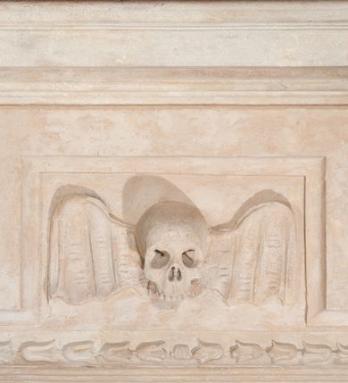 Zdjęcie nr 13: Ołtarz przyścienny, architektoniczny, jednoosiowy, jednokondygnacjowy ze zwieńczeniem. Retabulum ustawione na wysokim, dwukondygnacjowym cokole o wyższej kondygnacji dolnej, z dwoma postumentami wyodrębnionymi po bokach; powierzchnia cokołu dekorowana płycinami w kształcie pionowych prostokątów. Cokół przerwany w środku prostokątnym otworem umożliwiającym dostęp do portalu prowadzącego do krypty kaplicy Morsztynów. Pole centralne ołtarza wypełnia obraz z przedstawieniem Matki Boskiej w typie Śnieżnej, w sukience, zwieńczony przedstawieniem pary aniołów podtrzymujących koronę, umieszczonych pośród wotów. Obraz ujęty w ramę w kształcie pionowego prostokąta zamkniętego łukiem wklęsło-wypukłym z uskokami. Pole z obrazem flankowane jest parami kolumn korynckich, z których zewnętrzne są wysunięte do przodu. Przed nie występują do przodu konsole, na których ustawiono rzeźby św. Jacka i św. Wincentego Ferreriusza. Kolumny dźwigają belkowanie przełamane na ich osiach i wygięte ku górze na linii płytkiego łuku odcinkowego powyżej obrazu; na fryzie przełamanych fragmentów belkowania plakiety utworzone z dekoracji roślinnej; na osiach wewnętrznych kolumn, ponad belkowaniem, wazony z kwiatami. Ponad kolumnami zewnętrznymi i belkowaniem widoczne rozsunięte odcinki półkolistego, pękniętego przyczółka, na których posadowiono figurki aniołków. Pomiędzy odcinkami przyczółka zwieńczenie o formie ścianki w ogólnym kształcie zbliżonej do trapezu, o wklęsłych bokach zakończonych u dołu wolutami, zamkniętej łukiem nadwieszonym; ścianka od góry zwieńczona częściowo niepełnym belkowaniem. Owalne pole pośrodku zwieńczenia wypełnia obraz z przedstawieniem Adoracji Imienia Jezus; po bokach ramy rozmieszczone główki anielskie i plakiety z dekoracją roślinną. Ponad obrazem, na tle gzymsu belkowania od góry zamykającego zwieńczenie, widoczna otwarta księga na tle glorii promienistej i obłoków. Na kartach księgi napis. Struktura retabulum malowana na kolor niebieski; profile, kolumny, ornamenty, detale złocone; figury oraz gloria złocone i srebrzone.