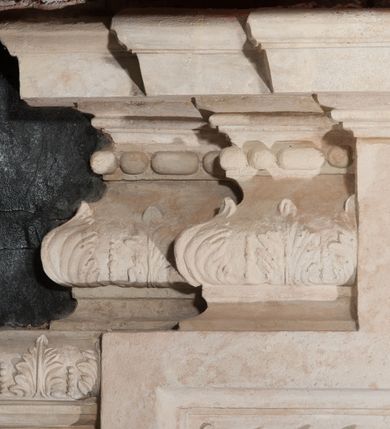 Zdjęcie nr 14: Ołtarz przyścienny, architektoniczny, jednoosiowy, jednokondygnacjowy ze zwieńczeniem. Retabulum ustawione na wysokim, dwukondygnacjowym cokole o wyższej kondygnacji dolnej, z dwoma postumentami wyodrębnionymi po bokach; powierzchnia cokołu dekorowana płycinami w kształcie pionowych prostokątów. Cokół przerwany w środku prostokątnym otworem umożliwiającym dostęp do portalu prowadzącego do krypty kaplicy Morsztynów. Pole centralne ołtarza wypełnia obraz z przedstawieniem Matki Boskiej w typie Śnieżnej, w sukience, zwieńczony przedstawieniem pary aniołów podtrzymujących koronę, umieszczonych pośród wotów. Obraz ujęty w ramę w kształcie pionowego prostokąta zamkniętego łukiem wklęsło-wypukłym z uskokami. Pole z obrazem flankowane jest parami kolumn korynckich, z których zewnętrzne są wysunięte do przodu. Przed nie występują do przodu konsole, na których ustawiono rzeźby św. Jacka i św. Wincentego Ferreriusza. Kolumny dźwigają belkowanie przełamane na ich osiach i wygięte ku górze na linii płytkiego łuku odcinkowego powyżej obrazu; na fryzie przełamanych fragmentów belkowania plakiety utworzone z dekoracji roślinnej; na osiach wewnętrznych kolumn, ponad belkowaniem, wazony z kwiatami. Ponad kolumnami zewnętrznymi i belkowaniem widoczne rozsunięte odcinki półkolistego, pękniętego przyczółka, na których posadowiono figurki aniołków. Pomiędzy odcinkami przyczółka zwieńczenie o formie ścianki w ogólnym kształcie zbliżonej do trapezu, o wklęsłych bokach zakończonych u dołu wolutami, zamkniętej łukiem nadwieszonym; ścianka od góry zwieńczona częściowo niepełnym belkowaniem. Owalne pole pośrodku zwieńczenia wypełnia obraz z przedstawieniem Adoracji Imienia Jezus; po bokach ramy rozmieszczone główki anielskie i plakiety z dekoracją roślinną. Ponad obrazem, na tle gzymsu belkowania od góry zamykającego zwieńczenie, widoczna otwarta księga na tle glorii promienistej i obłoków. Na kartach księgi napis. Struktura retabulum malowana na kolor niebieski; profile, kolumny, ornamenty, detale złocone; figury oraz gloria złocone i srebrzone.