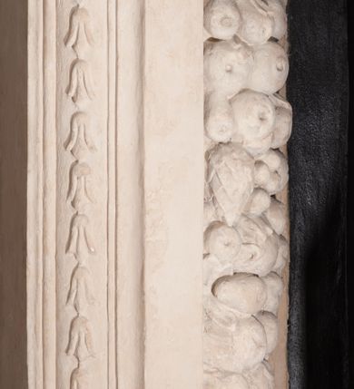 Zdjęcie nr 15: Ołtarz przyścienny, architektoniczny, jednoosiowy, jednokondygnacjowy ze zwieńczeniem. Retabulum ustawione na wysokim, dwukondygnacjowym cokole o wyższej kondygnacji dolnej, z dwoma postumentami wyodrębnionymi po bokach; powierzchnia cokołu dekorowana płycinami w kształcie pionowych prostokątów. Cokół przerwany w środku prostokątnym otworem umożliwiającym dostęp do portalu prowadzącego do krypty kaplicy Morsztynów. Pole centralne ołtarza wypełnia obraz z przedstawieniem Matki Boskiej w typie Śnieżnej, w sukience, zwieńczony przedstawieniem pary aniołów podtrzymujących koronę, umieszczonych pośród wotów. Obraz ujęty w ramę w kształcie pionowego prostokąta zamkniętego łukiem wklęsło-wypukłym z uskokami. Pole z obrazem flankowane jest parami kolumn korynckich, z których zewnętrzne są wysunięte do przodu. Przed nie występują do przodu konsole, na których ustawiono rzeźby św. Jacka i św. Wincentego Ferreriusza. Kolumny dźwigają belkowanie przełamane na ich osiach i wygięte ku górze na linii płytkiego łuku odcinkowego powyżej obrazu; na fryzie przełamanych fragmentów belkowania plakiety utworzone z dekoracji roślinnej; na osiach wewnętrznych kolumn, ponad belkowaniem, wazony z kwiatami. Ponad kolumnami zewnętrznymi i belkowaniem widoczne rozsunięte odcinki półkolistego, pękniętego przyczółka, na których posadowiono figurki aniołków. Pomiędzy odcinkami przyczółka zwieńczenie o formie ścianki w ogólnym kształcie zbliżonej do trapezu, o wklęsłych bokach zakończonych u dołu wolutami, zamkniętej łukiem nadwieszonym; ścianka od góry zwieńczona częściowo niepełnym belkowaniem. Owalne pole pośrodku zwieńczenia wypełnia obraz z przedstawieniem Adoracji Imienia Jezus; po bokach ramy rozmieszczone główki anielskie i plakiety z dekoracją roślinną. Ponad obrazem, na tle gzymsu belkowania od góry zamykającego zwieńczenie, widoczna otwarta księga na tle glorii promienistej i obłoków. Na kartach księgi napis. Struktura retabulum malowana na kolor niebieski; profile, kolumny, ornamenty, detale złocone; figury oraz gloria złocone i srebrzone.