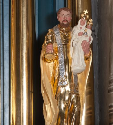 Zdjęcie nr 1: Rzeźba pełna na niewysokim cokole. Święty Jacek wyobrażony w całej postaci, stojący frontalnie, w kontrapoście, z lewą nogą wysuniętą do przodu. Obie ręce zgięte w łokciach, dłonie na wysokości klatki piersiowej, w prawej trzyma puszkę na komunikanty, w lewej figurkę Matki Boskiej z Dzieciątkiem. Twarz okrągła, oczy małe, nos prosty, usta szerokie, przysłonięte częściowo długimi wąsami. Głowa otoczona krótkimi, brązowymi włosami i od dołu krótką, równo przyciętą brodą. Święty ubrany w habit z przełożoną przez prawy bark stułą dekorowaną ornamentem roślinnym oraz w obszerny płaszcz zarzucony na ramiona.  
Włosy i zarost brązowe, polichromia w odsłoniętych partiach karnacji traktowana naturalistyczna; habit, płaszcz i puszka złote, stuła srebrna i złota, figurka biała.
