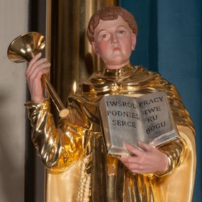 Zdjęcie nr 1: Rzeźba pełna na niewysokim cokole. Święty Wincenty przedstawiony w całej postaci, stojący frontalnie, w kontrapoście, z prawą nogą lekko wysuniętą do przodu. Obie ręce zgięte w łokciach, w prawej uniesionej na wysokość głowy trzyma trąbę, w lewej, trzymanej nieco powyżej biodra – otwartą księgę z napisem „I WŚRÓD PRACY PODNIEŚ TWE SERCE KU BOGU”. Przedstawiony jako młodzieniec, twarz owalna, oczy małe, nos prosty, usta niewielkie, krótkie włosy zasłaniające częściowo czoło. Święty jest ubrany w habit dominikański oraz w obszerny płaszcz spięty na piersi. Przy prawym boku ma przytroczony różaniec. 
 Włosy brązowe, polichromia w partiach  odsłoniętej karnacji traktowana naturalistycznie; habit, płaszcz i trąba złote, karty księgi srebrne.
