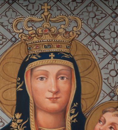 Zdjęcie nr 2: Matka Boska przedstawiona w półpostaci, ustawiona frontalnie, trzyma Dzieciątko na lewym ramieniu. Patrzy na widza, ma pogodny wyraz twarzy, jasnobrązowe oczy, prosty nos i małe usta. Dłonie składa razem, w lewej trzyma białą chustkę, w prawej ma wyprostowane dwa palce. Jest ubrana w białą suknię z pasem haftu pod szyją i granatowy maforion zdobiony kwietnymi gałązkami, lamowany złotem. Na maforionie nad czołem złoty krzyż grecki, na prawym ramieniu złota gwiazda. Dzieciątko patrzy na Matkę, prawą dłonią z wysuniętym palcem wyciąga przed siebie, w lewej trzyma książeczkę z chrystogramem na okładce. Jest ubrane w czerwoną sukienkę zdobioną haftem i lamowaną złotem, na nogach ma sandały. Na głowach obu postaci zamknięte, złote korony inkrustowane kamieniami szlachetnymi, wokół nich nimby. Tło w formie srebrnej, skośnej kratki z rozetami. 