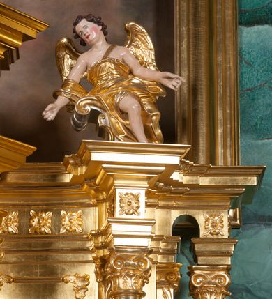 Zdjęcie nr 10: Nastawa ołtarzowa architektoniczna, jednokondygnacyjna, trójosiowa ze zwieńczeniem. 
Mensa w typie sarkofagowym, na niej rozbudowane, architektoniczne, dwukondygnacyjne, trójosiowe tabernakulum o wklęsło-wypukłej strukturze. Dolną kondygnację tabernakulum stanowi dwudzielny cokół przerwany w części środkowej na szafkę zamykaną drzwiczkami zdobionymi symbolami eucharystycznymi. Drugą kondygnację stanowi tron wystawienia – półkolista wnęka zdobiona motywem kiści winogron, z gołębicą Ducha Świętego na podniebieniu. Tron jest flankowany wnękami z dekoracją rocaille'ową oraz parami kolumn na tle pilastrów. Na dźwiganym przez kolumny rozbudowanym belkowaniu przeciwstawnie ustawione anioły kierują swój wzrok na krucyfiks. Zwieńczenie osi centralnej stanowi posążek baranka stojącego na księdze z siedmioma pieczęciami. 
Nastawa ołtarzowa jest oparta na wysokim, dwudzielnym cokole. Pole środkowe wypełnia nisza w kształcie stojącego prostokąta zamkniętego półkoliście z umieszczonym w niej obrazem Serca Pana Jezusa, powyżej którego znajduje się utworzony z motywów płomienistych rocaille'ów kartusz z koroną umieszczoną ponad dwoma skrzyżowanymi berłami. Pole centralne flankowane parami kolumn o rozbudowanych, kompozytowych kapitelach złożonych ze stylizowanych liści akantu i palmety pomiędzy wolutami, stojącymi na tle pilastrów połączonych fryzem palmetowym. Między nimi figury świętych: Katarzyny po lewej stronie i Barbary po prawej. Nastawa ujęta uszami z rocaille'u i spływów wolutowych. Kolumny dźwigają wyłamane na ich osiach belkowanie dekorowane kimationem i ząbkowaniem, z przyczółkiem przerwanym na rozbudowaną kompozycję Trójcy Świętej. W centrum przedstawienia siedzą Chrystus trzymający obiema rękami krzyż łaciński oraz Bóg Ojciec błogosławiący prawą i trzymający berło w lewej ręce. Między nimi drugi symbol władzy królewskiej – jabłko zwieńczone krzyżem, stanowiące również odniesiecie do globu ziemskiego. Postacie tronują wśród chmur, w których umieszczono główki aniołków. Powyżej nich gołębica Ducha Świętego w centrum glorii promienistej stanowiącej tło dla przedstawienia.  
 Struktura marmoryzowana na kolor zielony i niebieski; kolumny, detale, figury oraz tabernakulum złocone i srebrzone, polichromia figur w partiach ciała naturalistyczna.
