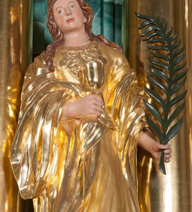 Zdjęcie nr 16: Nastawa ołtarzowa architektoniczna, jednokondygnacyjna, trójosiowa ze zwieńczeniem. 
Mensa w typie sarkofagowym, na niej rozbudowane, architektoniczne, dwukondygnacyjne, trójosiowe tabernakulum o wklęsło-wypukłej strukturze. Dolną kondygnację tabernakulum stanowi dwudzielny cokół przerwany w części środkowej na szafkę zamykaną drzwiczkami zdobionymi symbolami eucharystycznymi. Drugą kondygnację stanowi tron wystawienia – półkolista wnęka zdobiona motywem kiści winogron, z gołębicą Ducha Świętego na podniebieniu. Tron jest flankowany wnękami z dekoracją rocaille&#039;ową oraz parami kolumn na tle pilastrów. Na dźwiganym przez kolumny rozbudowanym belkowaniu przeciwstawnie ustawione anioły kierują swój wzrok na krucyfiks. Zwieńczenie osi centralnej stanowi posążek baranka stojącego na księdze z siedmioma pieczęciami. 
Nastawa ołtarzowa jest oparta na wysokim, dwudzielnym cokole. Pole środkowe wypełnia nisza w kształcie stojącego prostokąta zamkniętego półkoliście z umieszczonym w niej obrazem Serca Pana Jezusa, powyżej którego znajduje się utworzony z motywów płomienistych rocaille&#039;ów kartusz z koroną umieszczoną ponad dwoma skrzyżowanymi berłami. Pole centralne flankowane parami kolumn o rozbudowanych, kompozytowych kapitelach złożonych ze stylizowanych liści akantu i palmety pomiędzy wolutami, stojącymi na tle pilastrów połączonych fryzem palmetowym. Między nimi figury świętych: Katarzyny po lewej stronie i Barbary po prawej. Nastawa ujęta uszami z rocaille&#039;u i spływów wolutowych. Kolumny dźwigają wyłamane na ich osiach belkowanie dekorowane kimationem i ząbkowaniem, z przyczółkiem przerwanym na rozbudowaną kompozycję Trójcy Świętej. W centrum przedstawienia siedzą Chrystus trzymający obiema rękami krzyż łaciński oraz Bóg Ojciec błogosławiący prawą i trzymający berło w lewej ręce. Między nimi drugi symbol władzy królewskiej – jabłko zwieńczone krzyżem, stanowiące również odniesiecie do globu ziemskiego. Postacie tronują wśród chmur, w których umieszczono główki aniołków. Powyżej nich gołębica Ducha Świętego w centrum glorii promienistej stanowiącej tło dla przedstawienia.  
 Struktura marmoryzowana na kolor zielony i niebieski; kolumny, detale, figury oraz tabernakulum złocone i srebrzone, polichromia figur w partiach ciała naturalistyczna.
