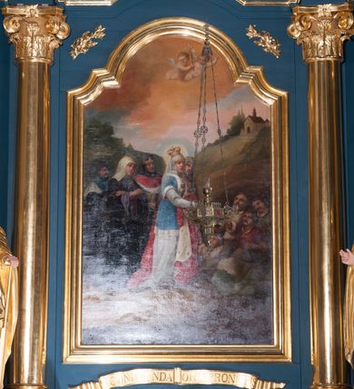 Zdjęcie nr 3: Ołtarz przyścienny, architektoniczny, jednoosiowy, jednokondygnacjowy ze zwieńczeniem. Retabulum ustawione na wysokim, dwukondygnacjowym  cokole o wyższej kondygnacji dolnej, z dwoma postumentami wyodrębnionymi po bokach;  powierzchnia cokołu dekorowana płycinami w kształcie prostokątów. Cokół przerwany w środku drzwiami do zakrystii ze skrzydłami w formie pionowych prostokątów podzielonych – każde skrzydło – na osiem mniejszych pól. Pole centralne ołtarza wypełnia obraz z przedstawieniem św. Kingi  odkrywającej złoża soli. Obraz ujęty w ramę w kształcie pionowego prostokąta zamkniętego łukiem wklęsło-wypukłym z uskokami; poniżej wstęga z inskrypcją „S(ANCTA) CUNEGUNDA ORA PRO NOBIS”. Pole z obrazem flankowane jest parami kolumn korynckich, z których zewnętrzne są wysunięte do przodu. Przed nie występują do przodu konsole na których ustawiono rzeźby św. Wojciecha i św. Stanisława. Kolumny dźwigają belkowanie przełamane na ich osiach i wygięte ku górze na linii płytkiego łuku odcinkowego powyżej obrazu;  pośrodku łuku dekoracja w formie dużej muszli. Na fryzie przełamanych fragmentów belkowania plakiety utworzone z dekoracji roślinnej; na osiach wewnętrznych kolumn, ponad belkowaniem, wazony z kwiatami. Ponad kolumnami zewnętrznymi i belkowaniem widoczne rozsunięte odcinki półkolistego, pękniętego przyczółka, na których posadowiono figurki aniołków. Pomiędzy odcinkami przyczółka zwieńczenie o formie ścianki w ogólnym kształcie zbliżonej do trapezu, o wklęsłych bokach zakończonych u dołu wolutami,  zamkniętej łukiem nadwieszonym; ścianka od góry zwieńczona częściowo niepełnym belkowaniem. Owalne pole pośrodku zwieńczenia wypełnia obraz z przedstawieniem św. Floriana; po bokach ramy rozmieszczone główki anielskie i plakiety z dekoracją roślinną. Ponad obrazem, na tle gzymsu belkowania od góry zamykającego zwieńczenie, widoczny medalion z monogramem Chrystusa otoczony obłokami, na tle glorii promienistej.  
Struktura retabulum malowana na kolor niebieski; profile, kolumny, ornamenty, detale złocone; figury oraz gloria złocone i srebrzone.
