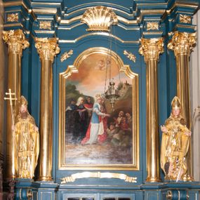 Zdjęcie nr 1: Ołtarz przyścienny, architektoniczny, jednoosiowy, jednokondygnacjowy ze zwieńczeniem. Retabulum ustawione na wysokim, dwukondygnacjowym  cokole o wyższej kondygnacji dolnej, z dwoma postumentami wyodrębnionymi po bokach;  powierzchnia cokołu dekorowana płycinami w kształcie prostokątów. Cokół przerwany w środku drzwiami do zakrystii ze skrzydłami w formie pionowych prostokątów podzielonych – każde skrzydło – na osiem mniejszych pól. Pole centralne ołtarza wypełnia obraz z przedstawieniem św. Kingi  odkrywającej złoża soli. Obraz ujęty w ramę w kształcie pionowego prostokąta zamkniętego łukiem wklęsło-wypukłym z uskokami; poniżej wstęga z inskrypcją „S(ANCTA) CUNEGUNDA ORA PRO NOBIS”. Pole z obrazem flankowane jest parami kolumn korynckich, z których zewnętrzne są wysunięte do przodu. Przed nie występują do przodu konsole na których ustawiono rzeźby św. Wojciecha i św. Stanisława. Kolumny dźwigają belkowanie przełamane na ich osiach i wygięte ku górze na linii płytkiego łuku odcinkowego powyżej obrazu;  pośrodku łuku dekoracja w formie dużej muszli. Na fryzie przełamanych fragmentów belkowania plakiety utworzone z dekoracji roślinnej; na osiach wewnętrznych kolumn, ponad belkowaniem, wazony z kwiatami. Ponad kolumnami zewnętrznymi i belkowaniem widoczne rozsunięte odcinki półkolistego, pękniętego przyczółka, na których posadowiono figurki aniołków. Pomiędzy odcinkami przyczółka zwieńczenie o formie ścianki w ogólnym kształcie zbliżonej do trapezu, o wklęsłych bokach zakończonych u dołu wolutami,  zamkniętej łukiem nadwieszonym; ścianka od góry zwieńczona częściowo niepełnym belkowaniem. Owalne pole pośrodku zwieńczenia wypełnia obraz z przedstawieniem św. Floriana; po bokach ramy rozmieszczone główki anielskie i plakiety z dekoracją roślinną. Ponad obrazem, na tle gzymsu belkowania od góry zamykającego zwieńczenie, widoczny medalion z monogramem Chrystusa otoczony obłokami, na tle glorii promienistej.  
Struktura retabulum malowana na kolor niebieski; profile, kolumny, ornamenty, detale złocone; figury oraz gloria złocone i srebrzone.
