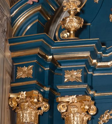 Zdjęcie nr 5: Ołtarz przyścienny, architektoniczny, jednoosiowy, jednokondygnacjowy ze zwieńczeniem. Retabulum ustawione na wysokim, dwukondygnacjowym  cokole o wyższej kondygnacji dolnej, z dwoma postumentami wyodrębnionymi po bokach;  powierzchnia cokołu dekorowana płycinami w kształcie prostokątów. Cokół przerwany w środku drzwiami do zakrystii ze skrzydłami w formie pionowych prostokątów podzielonych – każde skrzydło – na osiem mniejszych pól. Pole centralne ołtarza wypełnia obraz z przedstawieniem św. Kingi  odkrywającej złoża soli. Obraz ujęty w ramę w kształcie pionowego prostokąta zamkniętego łukiem wklęsło-wypukłym z uskokami; poniżej wstęga z inskrypcją „S(ANCTA) CUNEGUNDA ORA PRO NOBIS”. Pole z obrazem flankowane jest parami kolumn korynckich, z których zewnętrzne są wysunięte do przodu. Przed nie występują do przodu konsole na których ustawiono rzeźby św. Wojciecha i św. Stanisława. Kolumny dźwigają belkowanie przełamane na ich osiach i wygięte ku górze na linii płytkiego łuku odcinkowego powyżej obrazu;  pośrodku łuku dekoracja w formie dużej muszli. Na fryzie przełamanych fragmentów belkowania plakiety utworzone z dekoracji roślinnej; na osiach wewnętrznych kolumn, ponad belkowaniem, wazony z kwiatami. Ponad kolumnami zewnętrznymi i belkowaniem widoczne rozsunięte odcinki półkolistego, pękniętego przyczółka, na których posadowiono figurki aniołków. Pomiędzy odcinkami przyczółka zwieńczenie o formie ścianki w ogólnym kształcie zbliżonej do trapezu, o wklęsłych bokach zakończonych u dołu wolutami,  zamkniętej łukiem nadwieszonym; ścianka od góry zwieńczona częściowo niepełnym belkowaniem. Owalne pole pośrodku zwieńczenia wypełnia obraz z przedstawieniem św. Floriana; po bokach ramy rozmieszczone główki anielskie i plakiety z dekoracją roślinną. Ponad obrazem, na tle gzymsu belkowania od góry zamykającego zwieńczenie, widoczny medalion z monogramem Chrystusa otoczony obłokami, na tle glorii promienistej.  
Struktura retabulum malowana na kolor niebieski; profile, kolumny, ornamenty, detale złocone; figury oraz gloria złocone i srebrzone.
