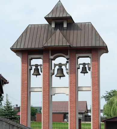 Zdjęcie nr 1: Dzwonnica typu parawanowego, wolnostojąca, murowana z cegły, częściowo tynkowana; trójosiowa. Obiekt wzniesiony na trzystopniowym podwyższeniu. Arkady przelotowe w połowie wysokości przedzielone murowanym gzymsem;  od góry zamknięte w osi środkowej łukiem nadwieszonym, w osiach skrajnych dodatkowo ściętym. Dzwonnica nakryta jest czterospadowym dachem, krytym blachą, w osi środkowej ponad arkadą dodatkowo znajduje się trójkątny, wystający przed lico połaci dachowej tympanon oraz powyżej czworoboczna pseudowieżyczka nakryta spiczastym hełmem w kształcie ostrosłupa zwieńczonego prostym krzyżem osadzonym na kuli. W dzwonnicy zawieszone są trzy dzwony:  pierwszy z odlewaną plakietą przedstawiającą św. Stanisława i napisem „ŚW(IĘTY) STANISŁAW / BISKUP I MĘCZENNIK” oraz odlewaną plakietą przedstawiającą Matkę Boską z Dzieciątkiem i napisem „MARYJA / KRÓLOWA POLSKI”; drugi z napisem „CHRISTUS / REDEMPTOR HOMINIS / CHRYSTUS / ZBAWICIEL CZŁOWIEKA” oraz „DAR WIERNYCH / PARAFII JANOWICE / DLA UCZCZENIA / JUBILEUSZU ROKU 2000”; trzeci z napisem „TYSIĄCLECIE DIECEZJI KRAKOWSKIEJ / 1000-2000 / DAR UFUNDOWALI: / MARIA I JÓZEF TURCZYŃSKI / TERESA, JÓZEF I AGNIESZKA ŻOŁNIERCZYK / STANISŁAWA I EDWARD KAPUSTA / MARIA I JÓZEF WOŹNIAK” oraz „PEREGRYNACJA OBRAZU / MATKI BOŻEJ CZĘSTOCHOWSKIEJ / 22-23.02. 2000 ROKU / KIEDY PROBOSZCZEM BYŁ KS(IĄDZ) JAN BYRSKI / DAR RODU KACZORÓW - STANISŁAWA KACZORA / MARII I JANA JĘDRZEJCZYKÓW / ZOFII SOSIN, EWY I KAZIMIERZA CYGANÓW”. 