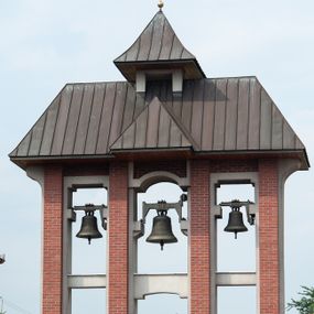 Zdjęcie nr 1: Dzwonnica typu parawanowego, wolnostojąca, murowana z cegły, częściowo tynkowana; trójosiowa. Obiekt wzniesiony na trzystopniowym podwyższeniu. Arkady przelotowe w połowie wysokości przedzielone murowanym gzymsem;  od góry zamknięte w osi środkowej łukiem nadwieszonym, w osiach skrajnych dodatkowo ściętym. Dzwonnica nakryta jest czterospadowym dachem, krytym blachą, w osi środkowej ponad arkadą dodatkowo znajduje się trójkątny, wystający przed lico połaci dachowej tympanon oraz powyżej czworoboczna pseudowieżyczka nakryta spiczastym hełmem w kształcie ostrosłupa zwieńczonego prostym krzyżem osadzonym na kuli. W dzwonnicy zawieszone są trzy dzwony:  pierwszy z odlewaną plakietą przedstawiającą św. Stanisława i napisem „ŚW(IĘTY) STANISŁAW / BISKUP I MĘCZENNIK” oraz odlewaną plakietą przedstawiającą Matkę Boską z Dzieciątkiem i napisem „MARYJA / KRÓLOWA POLSKI”; drugi z napisem „CHRISTUS / REDEMPTOR HOMINIS / CHRYSTUS / ZBAWICIEL CZŁOWIEKA” oraz „DAR WIERNYCH / PARAFII JANOWICE / DLA UCZCZENIA / JUBILEUSZU ROKU 2000”; trzeci z napisem „TYSIĄCLECIE DIECEZJI KRAKOWSKIEJ / 1000-2000 / DAR UFUNDOWALI: / MARIA I JÓZEF TURCZYŃSKI / TERESA, JÓZEF I AGNIESZKA ŻOŁNIERCZYK / STANISŁAWA I EDWARD KAPUSTA / MARIA I JÓZEF WOŹNIAK” oraz „PEREGRYNACJA OBRAZU / MATKI BOŻEJ CZĘSTOCHOWSKIEJ / 22-23.02. 2000 ROKU / KIEDY PROBOSZCZEM BYŁ KS(IĄDZ) JAN BYRSKI / DAR RODU KACZORÓW - STANISŁAWA KACZORA / MARII I JANA JĘDRZEJCZYKÓW / ZOFII SOSIN, EWY I KAZIMIERZA CYGANÓW”. 