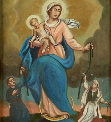 Zdjęcie nr 3: Pole obrazowe w formie stojącego prostokąta, ujęte profilowaną ramą oraz flankowane konsolami z podwieszonymi kampanulami przechodzącymi w spływy wolutowe stanowiące podstawę. Ramę wieńczy ornamentalny szczyt z akantu z owalnym kartuszem. Obraz na podstawie w formie profilowanego, zwężającego się ku górze cokołu, ujętego po bokach spływami wolutowymi, dekorowana fragmentami stylizowanej muszli, z dwoma otworami na drążki. 
Na awersie obraz Matki Boskiej z Dzieciątkiem i klęczącymi wiernymi. W centrum Maria stojąca na globie i sierpie księżyca, ukazana frontalnie, z głową skierowaną w lewo. Prawą ręką podtrzymuje Dzieciątko, lewą wyciąga w bok, trzymając pasek. Ubrana jest w różową suknię, przepasaną w talii, niebieski płaszcz przerzucony przez prawe ramię i zawinięty z przodu postaci, na głowie ma biały welon. Dzieciątko w pozycji siedzącej, zwrócone w trzech czwartych w lewo, przechylone w prawo, lewą ręką obejmuje Matkę, prawą wyciąga, w dłoni trzyma pasek. Ukazane jaki niemal nagie, przewiązane białą pieluszką. Po lewej stronie Marii klęczy kobieta, zwrócona w trzech czwartych w prawo, z uniesioną głową. Prawą wyciągniętą w górę ręką trzyma pasek, w lewej opuszczonej trzyma różaniec. Ubrana jest w białą koszulę, zielony gorset, czerwoną spódnicę z białą zapaską, na głowie ma biały czepek, na ramiona narzuconą białą chustę. Po prawej stronie Marii klęczy mężczyzna, zwrócony w trzech czwartych w lewo, z uniesioną głową. W lewej wyciągniętej w górę ręce trzyma pasek, w prawej ugiętej trzyma różaniec. Ma szczupłą twarz, krótkie, podgolone włosy oraz wąsy. Ubrany jest w niebieska sukmanę, przepasaną brązowym pasem, na nogach ma wysokie buty. Postacie ukazane na tle pejzażu z zachmurzonym niebem, rozjaśnionym wokół postaci Marii. 
Na rewersie całopostaciowe przestawienia św. Jadwigi i św. Floriana. W lewej części obrazu św. Jadwiga ukazana frontalnie, w kontrapoście, przechylona w lewo, obiema rekami podtrzymuje krucyfiks. Twarz ma pociągłą, o małych oczach, prostym nosie i pełnych ustach. Ubrana jest w czerwona suknię spodnią i jasnoniebieską suknię wierzchnią, przepasaną w talii. Na ramiona ma narzucony jasnobrązowy płaszcz z gronostajowa pelerynką, na głowie ma biały welon i zamkniętą koronę. W prawej części obrazu ukazany św. Florian, zwrócony w trzech czwartych w prawo, lekko pochylony, wlewej ręce trzyma drzewce chorągwi, w prawej wiaderko, z którego wylewa wodę na stojący poniżej palące się budynki. Twarz ma szczupłą, o małych oczach, garbatym nosie i małych ustach, okoloną krótkimi, brązowymi włosami i brodą. Ubrany jest w zieloną tunikę i zbroję, przez prawe ramię ma przerzucony jasnopomarańczowy płaszcz, na głowie ma hełm z pióropuszem. Postacie ukazane na tle pejzażu z zachmurzonym niebem, rozjaśnionym pośrodku. 








