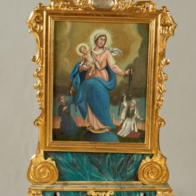 Zdjęcie nr 1: Pole obrazowe w formie stojącego prostokąta, ujęte profilowaną ramą oraz flankowane konsolami z podwieszonymi kampanulami przechodzącymi w spływy wolutowe stanowiące podstawę. Ramę wieńczy ornamentalny szczyt z akantu z owalnym kartuszem. Obraz na podstawie w formie profilowanego, zwężającego się ku górze cokołu, ujętego po bokach spływami wolutowymi, dekorowana fragmentami stylizowanej muszli, z dwoma otworami na drążki. 
Na awersie obraz Matki Boskiej z Dzieciątkiem i klęczącymi wiernymi. W centrum Maria stojąca na globie i sierpie księżyca, ukazana frontalnie, z głową skierowaną w lewo. Prawą ręką podtrzymuje Dzieciątko, lewą wyciąga w bok, trzymając pasek. Ubrana jest w różową suknię, przepasaną w talii, niebieski płaszcz przerzucony przez prawe ramię i zawinięty z przodu postaci, na głowie ma biały welon. Dzieciątko w pozycji siedzącej, zwrócone w trzech czwartych w lewo, przechylone w prawo, lewą ręką obejmuje Matkę, prawą wyciąga, w dłoni trzyma pasek. Ukazane jaki niemal nagie, przewiązane białą pieluszką. Po lewej stronie Marii klęczy kobieta, zwrócona w trzech czwartych w prawo, z uniesioną głową. Prawą wyciągniętą w górę ręką trzyma pasek, w lewej opuszczonej trzyma różaniec. Ubrana jest w białą koszulę, zielony gorset, czerwoną spódnicę z białą zapaską, na głowie ma biały czepek, na ramiona narzuconą białą chustę. Po prawej stronie Marii klęczy mężczyzna, zwrócony w trzech czwartych w lewo, z uniesioną głową. W lewej wyciągniętej w górę ręce trzyma pasek, w prawej ugiętej trzyma różaniec. Ma szczupłą twarz, krótkie, podgolone włosy oraz wąsy. Ubrany jest w niebieska sukmanę, przepasaną brązowym pasem, na nogach ma wysokie buty. Postacie ukazane na tle pejzażu z zachmurzonym niebem, rozjaśnionym wokół postaci Marii. 
Na rewersie całopostaciowe przestawienia św. Jadwigi i św. Floriana. W lewej części obrazu św. Jadwiga ukazana frontalnie, w kontrapoście, przechylona w lewo, obiema rekami podtrzymuje krucyfiks. Twarz ma pociągłą, o małych oczach, prostym nosie i pełnych ustach. Ubrana jest w czerwona suknię spodnią i jasnoniebieską suknię wierzchnią, przepasaną w talii. Na ramiona ma narzucony jasnobrązowy płaszcz z gronostajowa pelerynką, na głowie ma biały welon i zamkniętą koronę. W prawej części obrazu ukazany św. Florian, zwrócony w trzech czwartych w prawo, lekko pochylony, wlewej ręce trzyma drzewce chorągwi, w prawej wiaderko, z którego wylewa wodę na stojący poniżej palące się budynki. Twarz ma szczupłą, o małych oczach, garbatym nosie i małych ustach, okoloną krótkimi, brązowymi włosami i brodą. Ubrany jest w zieloną tunikę i zbroję, przez prawe ramię ma przerzucony jasnopomarańczowy płaszcz, na głowie ma hełm z pióropuszem. Postacie ukazane na tle pejzażu z zachmurzonym niebem, rozjaśnionym pośrodku. 








