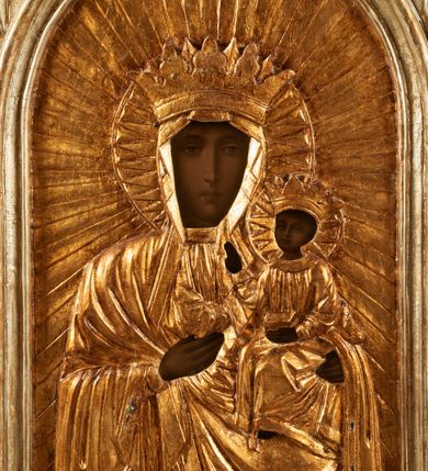 Zdjęcie nr 3: Pole obrazowe feretronu w formie stojącego prostokąta zamkniętego łukiem półkolistym, w profilowanej ramie, ujętej wicią utworzoną z liści akantu i rozet, formujących w dolnych narożach głowy gryfów z otworami na drążki, które spoczywają na profilowanych cokolikach. Feretron zwieńczony fragmentem cokołu, z jednej strony o kanelowanym trzonie, z drugiej ujętego akantem.
Na awersie płaskorzeźbiony wizerunek św. Anny Samotrzeć z Marią i Dzieciątkiem, którego postacie mają malowane twarze, dłonie i stopy. W centrum św. Anna, w pozycji siedzącej, na cokole, ukazana frontalnie. Lewą ręką przytrzymuje na kolanie Dzieciątko, prawą obejmuje stojącą obok Marię. Anna ma szczupłą twarz, o dojrzałych rysach, migdałowatych oczach, prostym nosie i pełnych ustach. Ubrana jest w złoconą suknię, na głowę i ramiona ma narzucony złocony płaszcz, zawiązany pod szyją, na głowie ma koronę zamkniętą. Dzieciątko w pozycji siedzącej, zwrócone w trzech czwartych w lewo, z głową skierowaną w przeciwna stronę, obie, ugięte ręce wyciąga w lewo. Twarz ma trójkątną, o migdałowatych oczach, małym nosie i ustach, okoloną jasnobrązowymi włosami. Ubrane jest w złoconą tunikę, na głowie ma złoconą koronę zamkniętą. Po prawej stronie Anny stoi Maria zwrócona profilem w lewo, obie ręce wyciąga przed siebie, prawą wskazuje na Chrystusa. Twarz ma szczupłą, o młodzieńczych rysach, wąskich oczach, małym nosie i ustach. Ubrana jest w złoconą suknię oraz złocony płaszcz zarzucony na głowę i ramiona, na głowie ma złoconą, zamkniętą koronę. Postacie ukazane są na złoconym tle glorii promienistej. 
Na rewersie feretronu płaskorzeźbiony wizerunek Matki Boskiej z Dzieciątkiem, na którym postacie mają malowane twarze, dłonie i stopy. Matka Boska ukazana w półpostaci, frontalnie, lewą ręką podtrzymuje Dzieciątko, prawą, ugiętą wskazuje na nie. Twarz ma pociągłą i szczupłą, o wąskich, migdałowatych oczach, długim, wąskim nosie i małych, pełnych ustach, o ciemnej karnacji, ze śladami dwóch cięć na prawym policzku. Ubrana jest w złoconą suknię i złocony maforion zarzucony na głowę i ramiona. Na głowie ma koronę otwartą, wokół niej nimb. Dzieciątko w pozycji siedzącej, zwrócone w trzech czwartych w prawo, lewą ręką przytrzymuje na kolanach księgę, prawą unosi w geście błogosławieństwa. Twarz o ciemnej karnacji, okrągła, o dużych oczach, krótkim nosie i pełnych ustach, okolona ciemnymi, krótkimi włosami. Ubrane jest w złoconą tunikę, na głowie ma złoconą koronę otwartą, wokół niej nimb. Postacie ukazane są na złoconym tle glorii promienistej. U spodu obrazu banderola z napisem: „POD TWOJA OBRONE UCIEKAMY SIE S[WIĘTA] B[OŻA] R[ODZICIELKO]”.
