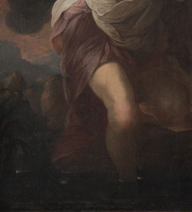 Zdjęcie nr 11: Obraz w kształcie stojącego prostokąta ukazuje scenę chrztu Jezusa w Jordanie. Pośrodku ukazany Jezus, stojący prawą nogą w rzece, z lewą opartą o brzeg, z rękami złożonymi na piersi, ubrany w skłębione szaty w kolorach fioletu, jasnego różu i bieli, odsłaniające prawe ramię  i ręce oraz nogi. Jego głowa ukazana jest niemal z profilu, opuszczona w dół, z prostym nosem, zaczerwienionymi ustami, okolona krótką brodą, z ciemnymi włosami, zaczesanymi do tyłu, z widocznym prawym uchem. Na brzegu stoi św. Jan Chrzciciel, ukazany w kontrapoście, polewający głowę Jezusa wodą w muszli, z lewą ręką przyciśniętą do uda z długim krzyżem w dłoni. Jan ubrany jest w wielbłądzią skórę odsłaniającą klatkę piersiową i nogi ozdobioną błękitną wstęgą. Nad Chrystusem unosi się gołębica Ducha Świętego, ukazana na tle silnie rozświetlonego nieba, otoczona główkami aniołów, aniołkami i aniołami w niebieskich i zielonych szatach tuż za postacią Jezusa. W tle widoczny jest zarys dalekiego, górskiego krajobrazu, z fragmentami drzew i krzewów. Kolorystyka obrazu stonowana, niemal pastelowa, z przewagą bieli, różów, brązów i fioletów. 