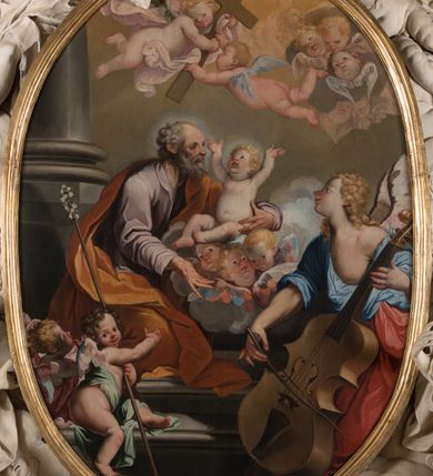 Zdjęcie nr 2: Owalny obraz, w drewnianej, profilowanej, złoconej ramie ukazuje klęczącego św. Józefa z siedzącym na chmurach Jezusem w towarzystwie grającego na kontrabasie anioła, grup uskrzydlonych puttów i główek anielskich. Józef ukazany jest w trzech czwartych, z lewą ręką obejmującą Jezusa, a prawą, zgiętą w łokciu i wyciągniętą do przodu. Głowa z łysiną czołową i siwymi, kręconymi, krótkimi włosami; twarz o rysach starszego mężczyzny, z krótkim nosem i otwartymi oczami. Święty ubrany jest w jasnofioletową suknię i brązowy płaszcz okrywający niemal cała sylwetkę. Siedzący na chmurze z trzema główkami aniołków nagi Jezus głowę zwraca ku górze i wysoko unosi rączki. Jego twarz jest pełna, policzki pękate, zaczerwienione, oczy ciemnobrązowe, krótki nosek i otwarte, pełne usta, włosy krótkie, jasne, kręcone.  Po prawej stronie klęczy anioł grający na kontrabasie, ukazany w trzech czwartych, zwrócony głową w prawo, ubrany w niebieską suknię odsłaniającą lewą pierś i bladoczerwony płaszcz. Jego głowa jest przedstawiona z profilu, z gęstymi, kręconymi, blond włosami, opadającymi na ramiona. Twarz ma pociągłą, z długim, zadartym nosem, otwartymi oczami i różowymi, otwartymi ustami. Przed św. Józefem siedzi para aniołków, z których jeden trzyma długi kij zakończony lilią. W górnej strefie wyłaniają się z chmur główki aniołków i dwa uskrzydlone aniołki trzymające krzyż. Tło nieokreślone, w tonacjach szarości, z widoczną dolną częścią kolumny. 
