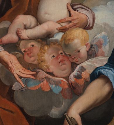 Zdjęcie nr 4: Owalny obraz, w drewnianej, profilowanej, złoconej ramie ukazuje klęczącego św. Józefa z siedzącym na chmurach Jezusem w towarzystwie grającego na kontrabasie anioła, grup uskrzydlonych puttów i główek anielskich. Józef ukazany jest w trzech czwartych, z lewą ręką obejmującą Jezusa, a prawą, zgiętą w łokciu i wyciągniętą do przodu. Głowa z łysiną czołową i siwymi, kręconymi, krótkimi włosami; twarz o rysach starszego mężczyzny, z krótkim nosem i otwartymi oczami. Święty ubrany jest w jasnofioletową suknię i brązowy płaszcz okrywający niemal cała sylwetkę. Siedzący na chmurze z trzema główkami aniołków nagi Jezus głowę zwraca ku górze i wysoko unosi rączki. Jego twarz jest pełna, policzki pękate, zaczerwienione, oczy ciemnobrązowe, krótki nosek i otwarte, pełne usta, włosy krótkie, jasne, kręcone.  Po prawej stronie klęczy anioł grający na kontrabasie, ukazany w trzech czwartych, zwrócony głową w prawo, ubrany w niebieską suknię odsłaniającą lewą pierś i bladoczerwony płaszcz. Jego głowa jest przedstawiona z profilu, z gęstymi, kręconymi, blond włosami, opadającymi na ramiona. Twarz ma pociągłą, z długim, zadartym nosem, otwartymi oczami i różowymi, otwartymi ustami. Przed św. Józefem siedzi para aniołków, z których jeden trzyma długi kij zakończony lilią. W górnej strefie wyłaniają się z chmur główki aniołków i dwa uskrzydlone aniołki trzymające krzyż. Tło nieokreślone, w tonacjach szarości, z widoczną dolną częścią kolumny. 
