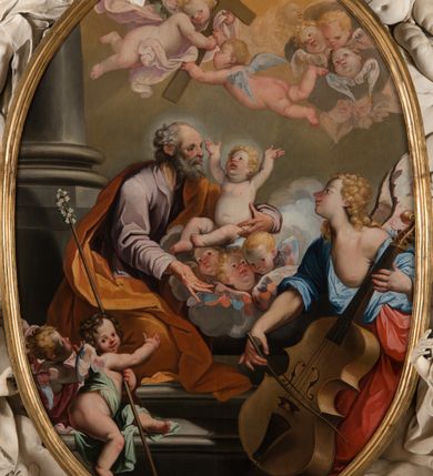 Zdjęcie nr 13: Owalny obraz, w drewnianej, profilowanej, złoconej ramie ukazuje klęczącego św. Józefa z siedzącym na chmurach Jezusem w towarzystwie grającego na kontrabasie anioła, grup uskrzydlonych puttów i główek anielskich. Józef ukazany jest w trzech czwartych, z lewą ręką obejmującą Jezusa, a prawą, zgiętą w łokciu i wyciągniętą do przodu. Głowa z łysiną czołową i siwymi, kręconymi, krótkimi włosami; twarz o rysach starszego mężczyzny, z krótkim nosem i otwartymi oczami. Święty ubrany jest w jasnofioletową suknię i brązowy płaszcz okrywający niemal cała sylwetkę. Siedzący na chmurze z trzema główkami aniołków nagi Jezus głowę zwraca ku górze i wysoko unosi rączki. Jego twarz jest pełna, policzki pękate, zaczerwienione, oczy ciemnobrązowe, krótki nosek i otwarte, pełne usta, włosy krótkie, jasne, kręcone.  Po prawej stronie klęczy anioł grający na kontrabasie, ukazany w trzech czwartych, zwrócony głową w prawo, ubrany w niebieską suknię odsłaniającą lewą pierś i bladoczerwony płaszcz. Jego głowa jest przedstawiona z profilu, z gęstymi, kręconymi, blond włosami, opadającymi na ramiona. Twarz ma pociągłą, z długim, zadartym nosem, otwartymi oczami i różowymi, otwartymi ustami. Przed św. Józefem siedzi para aniołków, z których jeden trzyma długi kij zakończony lilią. W górnej strefie wyłaniają się z chmur główki aniołków i dwa uskrzydlone aniołki trzymające krzyż. Tło nieokreślone, w tonacjach szarości, z widoczną dolną częścią kolumny. 

