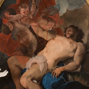 Zdjęcie nr 1: Obraz w kształcie owalu, w profilowanej, złoconej ramie ukazuje na wpół leżącego na skale, niemal nagiego św. Sebastiana przebitego strzałami w towarzystwie uskrzydlonych aniołków. Święty ukazany w trzech czwartych, z silnie wysklepioną klatką piersiową, głowę zwraca ku górze. Jego prawą, uniesioną rękę podtrzymuje anioł, lewa ręka spoczywa na skale. Biodra zasłania biała, zakrwawiona chusta, a na skale rozpostarta jest niebieska szata. Na nogach i rękach widoczne resztki krępujących go sznurów. Ciało przebijają trzy strzały, dwie w klatce piersiowej, jedna w lewym ramieniu. Za świętym trzy nagie niemalże aniołki w zróżnicowanych pozach, z których jeden trzyma palmę męczeństwa; anioły ukazane szkicowo, na tle czerwonej, rozłożystej tkaniny. W tle skłębione niebieskie chmury i szaro-brązowa nieokreślona przestrzeń. Po lewej, u dołu sygnatura „Paolo Pagani Pinxit&quot;.