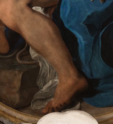 Zdjęcie nr 6: Obraz w kształcie owalu, w profilowanej, złoconej ramie ukazuje na wpół leżącego na skale, niemal nagiego św. Sebastiana przebitego strzałami w towarzystwie uskrzydlonych aniołków. Święty ukazany w trzech czwartych, z silnie wysklepioną klatką piersiową, głowę zwraca ku górze. Jego prawą, uniesioną rękę podtrzymuje anioł, lewa ręka spoczywa na skale. Biodra zasłania biała, zakrwawiona chusta, a na skale rozpostarta jest niebieska szata. Na nogach i rękach widoczne resztki krępujących go sznurów. Ciało przebijają trzy strzały, dwie w klatce piersiowej, jedna w lewym ramieniu. Za świętym trzy nagie niemalże aniołki w zróżnicowanych pozach, z których jeden trzyma palmę męczeństwa; anioły ukazane szkicowo, na tle czerwonej, rozłożystej tkaniny. W tle skłębione niebieskie chmury i szaro-brązowa nieokreślona przestrzeń. Po lewej, u dołu sygnatura „Paolo Pagani Pinxit".