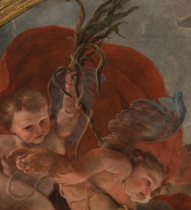 Zdjęcie nr 7: Obraz w kształcie owalu, w profilowanej, złoconej ramie ukazuje na wpół leżącego na skale, niemal nagiego św. Sebastiana przebitego strzałami w towarzystwie uskrzydlonych aniołków. Święty ukazany w trzech czwartych, z silnie wysklepioną klatką piersiową, głowę zwraca ku górze. Jego prawą, uniesioną rękę podtrzymuje anioł, lewa ręka spoczywa na skale. Biodra zasłania biała, zakrwawiona chusta, a na skale rozpostarta jest niebieska szata. Na nogach i rękach widoczne resztki krępujących go sznurów. Ciało przebijają trzy strzały, dwie w klatce piersiowej, jedna w lewym ramieniu. Za świętym trzy nagie niemalże aniołki w zróżnicowanych pozach, z których jeden trzyma palmę męczeństwa; anioły ukazane szkicowo, na tle czerwonej, rozłożystej tkaniny. W tle skłębione niebieskie chmury i szaro-brązowa nieokreślona przestrzeń. Po lewej, u dołu sygnatura „Paolo Pagani Pinxit".