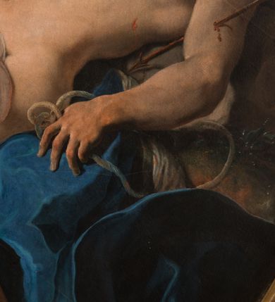 Zdjęcie nr 5: Obraz w kształcie owalu, w profilowanej, złoconej ramie ukazuje na wpół leżącego na skale, niemal nagiego św. Sebastiana przebitego strzałami w towarzystwie uskrzydlonych aniołków. Święty ukazany w trzech czwartych, z silnie wysklepioną klatką piersiową, głowę zwraca ku górze. Jego prawą, uniesioną rękę podtrzymuje anioł, lewa ręka spoczywa na skale. Biodra zasłania biała, zakrwawiona chusta, a na skale rozpostarta jest niebieska szata. Na nogach i rękach widoczne resztki krępujących go sznurów. Ciało przebijają trzy strzały, dwie w klatce piersiowej, jedna w lewym ramieniu. Za świętym trzy nagie niemalże aniołki w zróżnicowanych pozach, z których jeden trzyma palmę męczeństwa; anioły ukazane szkicowo, na tle czerwonej, rozłożystej tkaniny. W tle skłębione niebieskie chmury i szaro-brązowa nieokreślona przestrzeń. Po lewej, u dołu sygnatura „Paolo Pagani Pinxit".