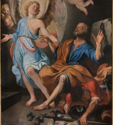 Zdjęcie nr 1: Obraz w kształcie stojącego prostokąta, w profilowanej, drewnianej ramie. Ukazuje siedzącego na głazie św. Piotra z aniołem chwytającym go za rękę i śpiącego na ziemi strażnika. Święty ukazany jest w trzech czwartych, zwrócony w prawo, z szeroko rozłożonymi i uniesionymi rękami, zgiętymi w łokciach. Jego twarz o starczych rysach jest okolona siwą, kręconą brodą, z odsłoniętą w części czaszką; oczy szeroko otwarte, brązowe, nos krótki, ucho odsłonięte. Ubrany jest w granatową suknię do kolan i brązowy płaszcz przerzucony na prawe ramię, prawą nogę i lewe udo. Za nim widoczny przykuty do skały, rozerwany łańcuch a przed nim leżą rozerwane kajdany. Stojący obok niego anioł ukazany w kontrapoście, z prawą ręką zgiętą w łokciu, lewą trzymającą rękę św. Piotra, z głową zwróconą ku świętemu. Jego twarz jest owalna, policzki pełne, zaczerwienione, nos szeroki, oczy i usta szeroko otwarte, kręcone włosy jasnobrązowe, krótkie. Anioł jest ubrany w błękitną suknię, odsłaniającą lewy tors, przepasaną różową szarfą. Na plecach ma skrzydła, a wokół głowy rozświetlony nimb.  Za nim wyłaniają się główki aniołków i uskrzydlone putta. Przed św. Piotrem śpiący z głową wspartą na hełmie strażnik, ukazany w silnym skrócie perspektywicznym, z halabardą w dłoni i mieczem przy boku, ubrany w czerwoną kamizelkę z krótkimi rękawami, spod których widoczne mankiety białej koszuli. Twarz oddana szkicowo, ukazana od góry, z lekko uśmiechniętymi ustami i brązowymi, kręconymi, włosami.     
