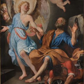 Zdjęcie nr 1: Obraz w kształcie stojącego prostokąta, w profilowanej, drewnianej ramie. Ukazuje siedzącego na głazie św. Piotra z aniołem chwytającym go za rękę i śpiącego na ziemi strażnika. Święty ukazany jest w trzech czwartych, zwrócony w prawo, z szeroko rozłożonymi i uniesionymi rękami, zgiętymi w łokciach. Jego twarz o starczych rysach jest okolona siwą, kręconą brodą, z odsłoniętą w części czaszką; oczy szeroko otwarte, brązowe, nos krótki, ucho odsłonięte. Ubrany jest w granatową suknię do kolan i brązowy płaszcz przerzucony na prawe ramię, prawą nogę i lewe udo. Za nim widoczny przykuty do skały, rozerwany łańcuch a przed nim leżą rozerwane kajdany. Stojący obok niego anioł ukazany w kontrapoście, z prawą ręką zgiętą w łokciu, lewą trzymającą rękę św. Piotra, z głową zwróconą ku świętemu. Jego twarz jest owalna, policzki pełne, zaczerwienione, nos szeroki, oczy i usta szeroko otwarte, kręcone włosy jasnobrązowe, krótkie. Anioł jest ubrany w błękitną suknię, odsłaniającą lewy tors, przepasaną różową szarfą. Na plecach ma skrzydła, a wokół głowy rozświetlony nimb.  Za nim wyłaniają się główki aniołków i uskrzydlone putta. Przed św. Piotrem śpiący z głową wspartą na hełmie strażnik, ukazany w silnym skrócie perspektywicznym, z halabardą w dłoni i mieczem przy boku, ubrany w czerwoną kamizelkę z krótkimi rękawami, spod których widoczne mankiety białej koszuli. Twarz oddana szkicowo, ukazana od góry, z lekko uśmiechniętymi ustami i brązowymi, kręconymi, włosami.     
