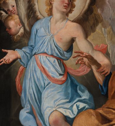 Zdjęcie nr 9: Obraz w kształcie stojącego prostokąta, w profilowanej, drewnianej ramie. Ukazuje siedzącego na głazie św. Piotra z aniołem chwytającym go za rękę i śpiącego na ziemi strażnika. Święty ukazany jest w trzech czwartych, zwrócony w prawo, z szeroko rozłożonymi i uniesionymi rękami, zgiętymi w łokciach. Jego twarz o starczych rysach jest okolona siwą, kręconą brodą, z odsłoniętą w części czaszką; oczy szeroko otwarte, brązowe, nos krótki, ucho odsłonięte. Ubrany jest w granatową suknię do kolan i brązowy płaszcz przerzucony na prawe ramię, prawą nogę i lewe udo. Za nim widoczny przykuty do skały, rozerwany łańcuch a przed nim leżą rozerwane kajdany. Stojący obok niego anioł ukazany w kontrapoście, z prawą ręką zgiętą w łokciu, lewą trzymającą rękę św. Piotra, z głową zwróconą ku świętemu. Jego twarz jest owalna, policzki pełne, zaczerwienione, nos szeroki, oczy i usta szeroko otwarte, kręcone włosy jasnobrązowe, krótkie. Anioł jest ubrany w błękitną suknię, odsłaniającą lewy tors, przepasaną różową szarfą. Na plecach ma skrzydła, a wokół głowy rozświetlony nimb.  Za nim wyłaniają się główki aniołków i uskrzydlone putta. Przed św. Piotrem śpiący z głową wspartą na hełmie strażnik, ukazany w silnym skrócie perspektywicznym, z halabardą w dłoni i mieczem przy boku, ubrany w czerwoną kamizelkę z krótkimi rękawami, spod których widoczne mankiety białej koszuli. Twarz oddana szkicowo, ukazana od góry, z lekko uśmiechniętymi ustami i brązowymi, kręconymi, włosami.     
