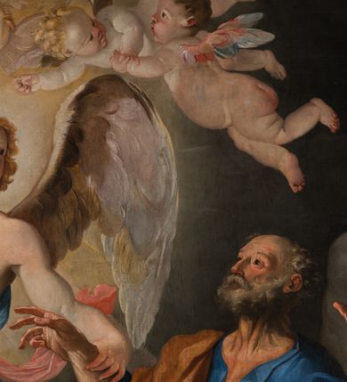 Zdjęcie nr 30: Obraz w kształcie stojącego prostokąta, w profilowanej, drewnianej ramie. Ukazuje siedzącego na głazie św. Piotra z aniołem chwytającym go za rękę i śpiącego na ziemi strażnika. Święty ukazany jest w trzech czwartych, zwrócony w prawo, z szeroko rozłożonymi i uniesionymi rękami, zgiętymi w łokciach. Jego twarz o starczych rysach jest okolona siwą, kręconą brodą, z odsłoniętą w części czaszką; oczy szeroko otwarte, brązowe, nos krótki, ucho odsłonięte. Ubrany jest w granatową suknię do kolan i brązowy płaszcz przerzucony na prawe ramię, prawą nogę i lewe udo. Za nim widoczny przykuty do skały, rozerwany łańcuch a przed nim leżą rozerwane kajdany. Stojący obok niego anioł ukazany w kontrapoście, z prawą ręką zgiętą w łokciu, lewą trzymającą rękę św. Piotra, z głową zwróconą ku świętemu. Jego twarz jest owalna, policzki pełne, zaczerwienione, nos szeroki, oczy i usta szeroko otwarte, kręcone włosy jasnobrązowe, krótkie. Anioł jest ubrany w błękitną suknię, odsłaniającą lewy tors, przepasaną różową szarfą. Na plecach ma skrzydła, a wokół głowy rozświetlony nimb.  Za nim wyłaniają się główki aniołków i uskrzydlone putta. Przed św. Piotrem śpiący z głową wspartą na hełmie strażnik, ukazany w silnym skrócie perspektywicznym, z halabardą w dłoni i mieczem przy boku, ubrany w czerwoną kamizelkę z krótkimi rękawami, spod których widoczne mankiety białej koszuli. Twarz oddana szkicowo, ukazana od góry, z lekko uśmiechniętymi ustami i brązowymi, kręconymi, włosami.     
