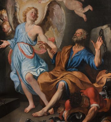 Zdjęcie nr 3: Obraz w kształcie stojącego prostokąta, w profilowanej, drewnianej ramie. Ukazuje siedzącego na głazie św. Piotra z aniołem chwytającym go za rękę i śpiącego na ziemi strażnika. Święty ukazany jest w trzech czwartych, zwrócony w prawo, z szeroko rozłożonymi i uniesionymi rękami, zgiętymi w łokciach. Jego twarz o starczych rysach jest okolona siwą, kręconą brodą, z odsłoniętą w części czaszką; oczy szeroko otwarte, brązowe, nos krótki, ucho odsłonięte. Ubrany jest w granatową suknię do kolan i brązowy płaszcz przerzucony na prawe ramię, prawą nogę i lewe udo. Za nim widoczny przykuty do skały, rozerwany łańcuch a przed nim leżą rozerwane kajdany. Stojący obok niego anioł ukazany w kontrapoście, z prawą ręką zgiętą w łokciu, lewą trzymającą rękę św. Piotra, z głową zwróconą ku świętemu. Jego twarz jest owalna, policzki pełne, zaczerwienione, nos szeroki, oczy i usta szeroko otwarte, kręcone włosy jasnobrązowe, krótkie. Anioł jest ubrany w błękitną suknię, odsłaniającą lewy tors, przepasaną różową szarfą. Na plecach ma skrzydła, a wokół głowy rozświetlony nimb.  Za nim wyłaniają się główki aniołków i uskrzydlone putta. Przed św. Piotrem śpiący z głową wspartą na hełmie strażnik, ukazany w silnym skrócie perspektywicznym, z halabardą w dłoni i mieczem przy boku, ubrany w czerwoną kamizelkę z krótkimi rękawami, spod których widoczne mankiety białej koszuli. Twarz oddana szkicowo, ukazana od góry, z lekko uśmiechniętymi ustami i brązowymi, kręconymi, włosami.     
