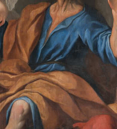 Zdjęcie nr 8: Obraz w kształcie stojącego prostokąta, w profilowanej, drewnianej ramie. Ukazuje siedzącego na głazie św. Piotra z aniołem chwytającym go za rękę i śpiącego na ziemi strażnika. Święty ukazany jest w trzech czwartych, zwrócony w prawo, z szeroko rozłożonymi i uniesionymi rękami, zgiętymi w łokciach. Jego twarz o starczych rysach jest okolona siwą, kręconą brodą, z odsłoniętą w części czaszką; oczy szeroko otwarte, brązowe, nos krótki, ucho odsłonięte. Ubrany jest w granatową suknię do kolan i brązowy płaszcz przerzucony na prawe ramię, prawą nogę i lewe udo. Za nim widoczny przykuty do skały, rozerwany łańcuch a przed nim leżą rozerwane kajdany. Stojący obok niego anioł ukazany w kontrapoście, z prawą ręką zgiętą w łokciu, lewą trzymającą rękę św. Piotra, z głową zwróconą ku świętemu. Jego twarz jest owalna, policzki pełne, zaczerwienione, nos szeroki, oczy i usta szeroko otwarte, kręcone włosy jasnobrązowe, krótkie. Anioł jest ubrany w błękitną suknię, odsłaniającą lewy tors, przepasaną różową szarfą. Na plecach ma skrzydła, a wokół głowy rozświetlony nimb.  Za nim wyłaniają się główki aniołków i uskrzydlone putta. Przed św. Piotrem śpiący z głową wspartą na hełmie strażnik, ukazany w silnym skrócie perspektywicznym, z halabardą w dłoni i mieczem przy boku, ubrany w czerwoną kamizelkę z krótkimi rękawami, spod których widoczne mankiety białej koszuli. Twarz oddana szkicowo, ukazana od góry, z lekko uśmiechniętymi ustami i brązowymi, kręconymi, włosami.     
