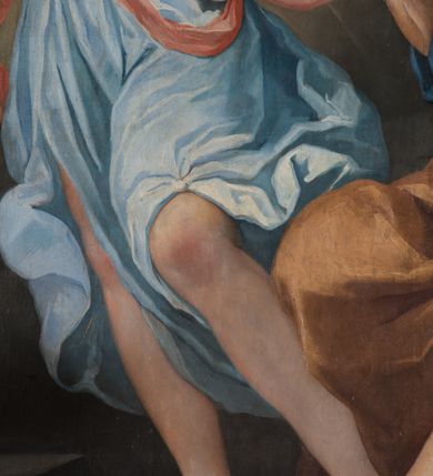 Zdjęcie nr 22: Obraz w kształcie stojącego prostokąta, w profilowanej, drewnianej ramie. Ukazuje siedzącego na głazie św. Piotra z aniołem chwytającym go za rękę i śpiącego na ziemi strażnika. Święty ukazany jest w trzech czwartych, zwrócony w prawo, z szeroko rozłożonymi i uniesionymi rękami, zgiętymi w łokciach. Jego twarz o starczych rysach jest okolona siwą, kręconą brodą, z odsłoniętą w części czaszką; oczy szeroko otwarte, brązowe, nos krótki, ucho odsłonięte. Ubrany jest w granatową suknię do kolan i brązowy płaszcz przerzucony na prawe ramię, prawą nogę i lewe udo. Za nim widoczny przykuty do skały, rozerwany łańcuch a przed nim leżą rozerwane kajdany. Stojący obok niego anioł ukazany w kontrapoście, z prawą ręką zgiętą w łokciu, lewą trzymającą rękę św. Piotra, z głową zwróconą ku świętemu. Jego twarz jest owalna, policzki pełne, zaczerwienione, nos szeroki, oczy i usta szeroko otwarte, kręcone włosy jasnobrązowe, krótkie. Anioł jest ubrany w błękitną suknię, odsłaniającą lewy tors, przepasaną różową szarfą. Na plecach ma skrzydła, a wokół głowy rozświetlony nimb.  Za nim wyłaniają się główki aniołków i uskrzydlone putta. Przed św. Piotrem śpiący z głową wspartą na hełmie strażnik, ukazany w silnym skrócie perspektywicznym, z halabardą w dłoni i mieczem przy boku, ubrany w czerwoną kamizelkę z krótkimi rękawami, spod których widoczne mankiety białej koszuli. Twarz oddana szkicowo, ukazana od góry, z lekko uśmiechniętymi ustami i brązowymi, kręconymi, włosami.     
