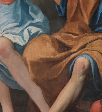 Zdjęcie nr 20: Obraz w kształcie stojącego prostokąta, w profilowanej, drewnianej ramie. Ukazuje siedzącego na głazie św. Piotra z aniołem chwytającym go za rękę i śpiącego na ziemi strażnika. Święty ukazany jest w trzech czwartych, zwrócony w prawo, z szeroko rozłożonymi i uniesionymi rękami, zgiętymi w łokciach. Jego twarz o starczych rysach jest okolona siwą, kręconą brodą, z odsłoniętą w części czaszką; oczy szeroko otwarte, brązowe, nos krótki, ucho odsłonięte. Ubrany jest w granatową suknię do kolan i brązowy płaszcz przerzucony na prawe ramię, prawą nogę i lewe udo. Za nim widoczny przykuty do skały, rozerwany łańcuch a przed nim leżą rozerwane kajdany. Stojący obok niego anioł ukazany w kontrapoście, z prawą ręką zgiętą w łokciu, lewą trzymającą rękę św. Piotra, z głową zwróconą ku świętemu. Jego twarz jest owalna, policzki pełne, zaczerwienione, nos szeroki, oczy i usta szeroko otwarte, kręcone włosy jasnobrązowe, krótkie. Anioł jest ubrany w błękitną suknię, odsłaniającą lewy tors, przepasaną różową szarfą. Na plecach ma skrzydła, a wokół głowy rozświetlony nimb.  Za nim wyłaniają się główki aniołków i uskrzydlone putta. Przed św. Piotrem śpiący z głową wspartą na hełmie strażnik, ukazany w silnym skrócie perspektywicznym, z halabardą w dłoni i mieczem przy boku, ubrany w czerwoną kamizelkę z krótkimi rękawami, spod których widoczne mankiety białej koszuli. Twarz oddana szkicowo, ukazana od góry, z lekko uśmiechniętymi ustami i brązowymi, kręconymi, włosami.     
