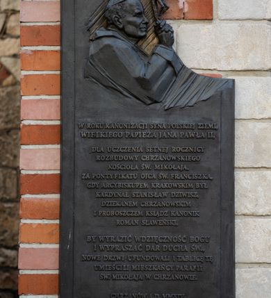 Zdjęcie nr 41: Kościół murowany, orientowany, jednonawowy, trójprzęsłowy, z transeptem i jednoprzęsłowym, węższym i niższym prezbiterium zamkniętym trójbocznie. Między nawą a transeptem po obu stronach znajdują się kruchty, do prezbiterium od strony północnej dostawiona kruchta złożona z dwóch lokalności. Ściany są rozczłonkowane filarami, tworzącymi płytkie arkadowe wnęki. Między nawą a prezbiterium arkada tęczowa. Sklepienie krzyżowe na gurtach spływających na filary. Prezbiterium oświetlają wąskie, prostokątne okna zamknięte ostrołukowo, w nawie i w transepcie znajdują się prostokątne okna prostokątne zamknięte półkoliście, w ścianie frontowej w dolnej części okna prostokątne zamknięte półkoliście, a w górnej podwójne okna prostokątne. Fasada ujęta dwiema narożnymi szkarpami, zwieńczona trójkątnie. Do niej dostawiona kruchta z dwuspadowym daszkiem i wejściem w kształcie prostokąta zamkniętego półkoliście. W kamiennej fasadzie znajdują się dołem okna prostokątne, zamknięte półkoliście, a górą  prostokątne, biforialne okna z nadprożem łukowatym wykonanym z cegły. Szczyt ceglany, podzielony na trzy strefy kamiennym wątkiem, z pięcioma wnękami prostokątnymi, zamkniętymi półkoliście, z wąskimi otworami w dolnej strefie i z owalnym oknem w drugiej. Elewacje boczne nawy ujęte skarpami. Dachy dwuspadowe, kryte dachówką, z wieżyczką na sygnaturkę.         