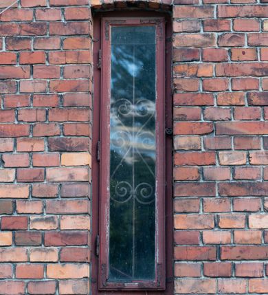 Zdjęcie nr 40: Kościół murowany, orientowany, jednonawowy, trójprzęsłowy, z transeptem i jednoprzęsłowym, węższym i niższym prezbiterium zamkniętym trójbocznie. Między nawą a transeptem po obu stronach znajdują się kruchty, do prezbiterium od strony północnej dostawiona kruchta złożona z dwóch lokalności. Ściany są rozczłonkowane filarami, tworzącymi płytkie arkadowe wnęki. Między nawą a prezbiterium arkada tęczowa. Sklepienie krzyżowe na gurtach spływających na filary. Prezbiterium oświetlają wąskie, prostokątne okna zamknięte ostrołukowo, w nawie i w transepcie znajdują się prostokątne okna prostokątne zamknięte półkoliście, w ścianie frontowej w dolnej części okna prostokątne zamknięte półkoliście, a w górnej podwójne okna prostokątne. Fasada ujęta dwiema narożnymi szkarpami, zwieńczona trójkątnie. Do niej dostawiona kruchta z dwuspadowym daszkiem i wejściem w kształcie prostokąta zamkniętego półkoliście. W kamiennej fasadzie znajdują się dołem okna prostokątne, zamknięte półkoliście, a górą  prostokątne, biforialne okna z nadprożem łukowatym wykonanym z cegły. Szczyt ceglany, podzielony na trzy strefy kamiennym wątkiem, z pięcioma wnękami prostokątnymi, zamkniętymi półkoliście, z wąskimi otworami w dolnej strefie i z owalnym oknem w drugiej. Elewacje boczne nawy ujęte skarpami. Dachy dwuspadowe, kryte dachówką, z wieżyczką na sygnaturkę.         