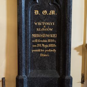 Zdjęcie nr 1: Epitafium na wysokim cokole posadowionym na dwustopniowej podstawie, ujęte wielobocznymi wieżyczkami z cokołami i wielobocznymi pierścieniami, zakończone profilowanym gzymsem w kształcie nadwieszonego trójkąta z krzyżem o czterobocznie zamkniętych ramionach. Pośrodku prostokątna płycina zakończona łukiem ostrym, z wpisanym w nią maswerkiem, a w niej inskrypcja „D(EO) O(PTIMO) M(AXIMO) / WIKTORYI / Z / KLOSÓW / MIEROSZOWSKIEJ / ur(odzonej) 17. Grudnia 1789 r(oku) / zm[arłej] 29. Maja, 1829. r(oku) / pomnik ten postawiły / Dzieci”. Na postumencie dwie szrafowane tarcze pod wspólną koroną z godłami herbu Ślepowron Mieroszowskich i herbu własnego rodziny Klose (pod błękitną głowicą z trzema gwiazdami wspięty lew drapiący pień drzewa) oraz banderola z dewizą „AMOR PATRIAE NOSTRA LEX”. 