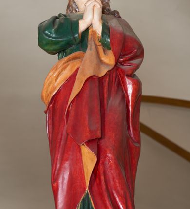 Zdjęcie nr 10: Grupa Ukrzyżowania złożona z ukrzyżowanego Chrystusa w typie christo vivo, stojących postaci Matki Boskiej i św. Jana oraz klęczącej Marii Magdaleny. Figura Chrystusa jest rzeźbą pełnoplastyczną, nieznacznie ściętą z tyłu, pozostałe są ścięte i wydrążone od tyłu. Zbawiciel przybity trzema gwoździami, z niemal prosto rozpostartymi rękami, z głową przechyloną na prawe ramię. Jego twarz jest pociągła, nos długi, oczy otwarte, twarz okolona kręconą, brązową brodą na głowie kręcone, sięgające szyi włosy i korona cierniowa pomalowana na zielono. Ręce z wyłamanymi barkami, z uwidocznionymi ścięgnami, klatka piersiowa wybrzuszona, z widocznymi żebrami i mostkiem, nogi smukłe z wyeksponowanymi kośćmi i mięśniami. Złocone perizonium przepasane podwójnym sznurem, z dwiema swobodnie rozwianymi połami po obu stronach bioder. Na naturalistycznie oddanym ciele zaznaczone strużki krwi. Na górnej belce titulus z literami: INRI". 
Matka Boska przedstawiona w pozycji stojącej, w kontrapoście, z rękami skrzyżowanymi na piersi. Głowę zwraca w kierunku Chrystusa, jej twarz jest owalna, włosy długie, brązowe, opadające na ramiona. Ubrana jest w czerwoną suknię z żółtą lamówką na rękawach, niebieski płaszcz o żółtym podbiciu i białą, długą chustę na głowie.    
Święty Jan ukazany w pozycji stojącej, w kontrapoście, z rękami złożonymi w geście modlitwy. Jego twarz jest owalna, oczy szeroko otwarte, włosy brązowe, kręcone, opadające na ramiona. Apostoł jest ubrany w zieloną tunikę i czerwony płaszcz z pomarańczowym podbiciem, przewieszony przez lewe ramię i ugiętą rękę. 
Po prawej stronie krzyża klęczy Maria Magdalena, ukazana prawym profilem, z prawą ręką, w której trzyma gąbkę wyciągniętą ku krzyżowi. Jej twarz jest pociągła z prostym nosem, włosy jasnobrązowe, długie, kręcone, opadające na plecy. Jest ubrana w zieloną tunikę i brązowy płaszcz o jaśniejszym podbiciu, opadający z lewego ramienia.
Na belce w kolorze czerwonym złocony napis: "Benedictus XVI SPE SALVI FACTI SUMUS A(NNO) D(OMINI) MMVII".
