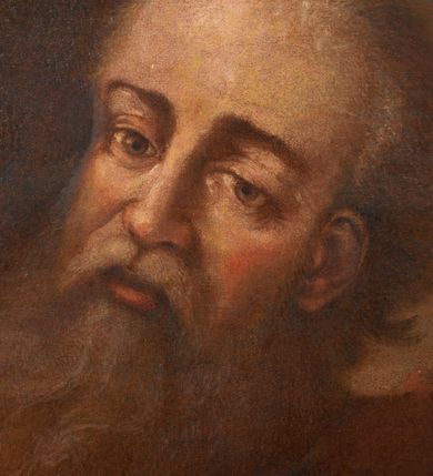 Zdjęcie nr 2: Obraz w kształcie stojącego prostokąta ukazujący w ujęciu frontalnym ewangelistę Łukasza z księgą i głową wołu. Apostoł jest ukazany do pasa, frontalnie, w brązowym płaszczu, spod którego wystaje biały rękaw koszuli. Jego głowa jest przechylona na lewy bok, oczy otwarte, usta zamknięte, czoło wysokie. Włosy na głowie są krótkie, siwe, a broda długa, siwa i lekko kręcona; wokół głowy nimb. Prawa ręka spoczywa na piersi i przytrzymuje pióro, lewą trzyma na otwartej księdze i głowie wołu. Tło nieokreślone, ciemne, w tonacji brązu. Na odwrociu napis namalowany czerwoną farbą: "Własność parafii św. Mikołaja w Chrzanowie".  Drugi napis długopisem na ramie: "Konserwacja obrazu wykonana w 1999 r. przez mgr Wiesławę Stefańską, Kraków Zakopiańska 168".  