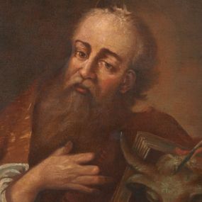 Zdjęcie nr 1: Obraz w kształcie stojącego prostokąta ukazujący w ujęciu frontalnym ewangelistę Łukasza z księgą i głową wołu. Apostoł jest ukazany do pasa, frontalnie, w brązowym płaszczu, spod którego wystaje biały rękaw koszuli. Jego głowa jest przechylona na lewy bok, oczy otwarte, usta zamknięte, czoło wysokie. Włosy na głowie są krótkie, siwe, a broda długa, siwa i lekko kręcona; wokół głowy nimb. Prawa ręka spoczywa na piersi i przytrzymuje pióro, lewą trzyma na otwartej księdze i głowie wołu. Tło nieokreślone, ciemne, w tonacji brązu. Na odwrociu napis namalowany czerwoną farbą: "Własność parafii św. Mikołaja w Chrzanowie".  Drugi napis długopisem na ramie: "Konserwacja obrazu wykonana w 1999 r. przez mgr Wiesławę Stefańską, Kraków Zakopiańska 168".  