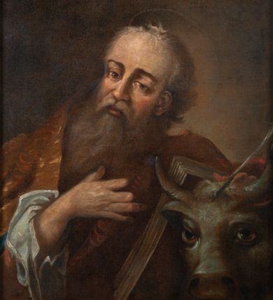 Zdjęcie nr 3: Obraz w kształcie stojącego prostokąta ukazujący w ujęciu frontalnym ewangelistę Łukasza z księgą i głową wołu. Apostoł jest ukazany do pasa, frontalnie, w brązowym płaszczu, spod którego wystaje biały rękaw koszuli. Jego głowa jest przechylona na lewy bok, oczy otwarte, usta zamknięte, czoło wysokie. Włosy na głowie są krótkie, siwe, a broda długa, siwa i lekko kręcona; wokół głowy nimb. Prawa ręka spoczywa na piersi i przytrzymuje pióro, lewą trzyma na otwartej księdze i głowie wołu. Tło nieokreślone, ciemne, w tonacji brązu. Na odwrociu napis namalowany czerwoną farbą: "Własność parafii św. Mikołaja w Chrzanowie".  Drugi napis długopisem na ramie: "Konserwacja obrazu wykonana w 1999 r. przez mgr Wiesławę Stefańską, Kraków Zakopiańska 168".  