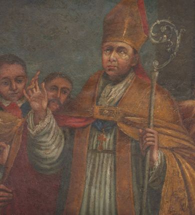 Zdjęcie nr 2: Obraz w kształcie stojącego prostokąta zamkniętego łukiem półkolistym. Kompozycja wielopostaciowa, w centrum stojący św. Stanisław w stroju biskupim w otoczeniu duchownych. Święty jest ukazany w trzech czwartych, zwrócony w prawą stronę, z prawą ręką uniesioną ku górze, zgiętą w łokciu, w lewej trzyma pastorał. Twarz okrągła o szerokim nosie, pełnych ustach, z wzrokiem skierowanym ku górze. Święty jest ubrany w białą albę zdobioną parurą. Na ramiona ma narzuconą złotą kapę o czerwonym podbiciu, z lewej strony podtrzymywaną przez diakona, który w lewej ręce dzierży krucyfiks osadzony na wysokim drzewcu. Spod kapy widoczna stuła i pektorał zawieszony na błękitnej wstędze. Na głowie złota infuła. Przed świętym, w lewym dolnym rogu obrazu Piotrowin wychodzący z grobu, obrócony prawym profilem, owinięty białym płótnem. Ręce złożone w geście modlitwy. Twarz pociągła z dużymi oczami, długim nosem, okolona zarostem, skierowana w górę ku świętemu. W tle postacie diakonów i świeckich. Tonacja w ciepłych odcieniach z przewagą złoceń i czerwieni. Tło ciemne w odcieniach brązów i granatów. 
