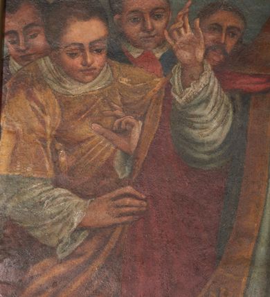 Zdjęcie nr 3: Obraz w kształcie stojącego prostokąta zamkniętego łukiem półkolistym. Kompozycja wielopostaciowa, w centrum stojący św. Stanisław w stroju biskupim w otoczeniu duchownych. Święty jest ukazany w trzech czwartych, zwrócony w prawą stronę, z prawą ręką uniesioną ku górze, zgiętą w łokciu, w lewej trzyma pastorał. Twarz okrągła o szerokim nosie, pełnych ustach, z wzrokiem skierowanym ku górze. Święty jest ubrany w białą albę zdobioną parurą. Na ramiona ma narzuconą złotą kapę o czerwonym podbiciu, z lewej strony podtrzymywaną przez diakona, który w lewej ręce dzierży krucyfiks osadzony na wysokim drzewcu. Spod kapy widoczna stuła i pektorał zawieszony na błękitnej wstędze. Na głowie złota infuła. Przed świętym, w lewym dolnym rogu obrazu Piotrowin wychodzący z grobu, obrócony prawym profilem, owinięty białym płótnem. Ręce złożone w geście modlitwy. Twarz pociągła z dużymi oczami, długim nosem, okolona zarostem, skierowana w górę ku świętemu. W tle postacie diakonów i świeckich. Tonacja w ciepłych odcieniach z przewagą złoceń i czerwieni. Tło ciemne w odcieniach brązów i granatów. 
