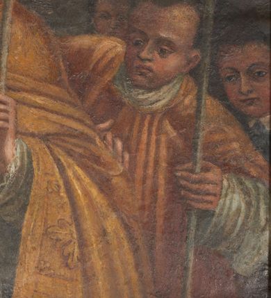 Zdjęcie nr 4: Obraz w kształcie stojącego prostokąta zamkniętego łukiem półkolistym. Kompozycja wielopostaciowa, w centrum stojący św. Stanisław w stroju biskupim w otoczeniu duchownych. Święty jest ukazany w trzech czwartych, zwrócony w prawą stronę, z prawą ręką uniesioną ku górze, zgiętą w łokciu, w lewej trzyma pastorał. Twarz okrągła o szerokim nosie, pełnych ustach, z wzrokiem skierowanym ku górze. Święty jest ubrany w białą albę zdobioną parurą. Na ramiona ma narzuconą złotą kapę o czerwonym podbiciu, z lewej strony podtrzymywaną przez diakona, który w lewej ręce dzierży krucyfiks osadzony na wysokim drzewcu. Spod kapy widoczna stuła i pektorał zawieszony na błękitnej wstędze. Na głowie złota infuła. Przed świętym, w lewym dolnym rogu obrazu Piotrowin wychodzący z grobu, obrócony prawym profilem, owinięty białym płótnem. Ręce złożone w geście modlitwy. Twarz pociągła z dużymi oczami, długim nosem, okolona zarostem, skierowana w górę ku świętemu. W tle postacie diakonów i świeckich. Tonacja w ciepłych odcieniach z przewagą złoceń i czerwieni. Tło ciemne w odcieniach brązów i granatów. 
